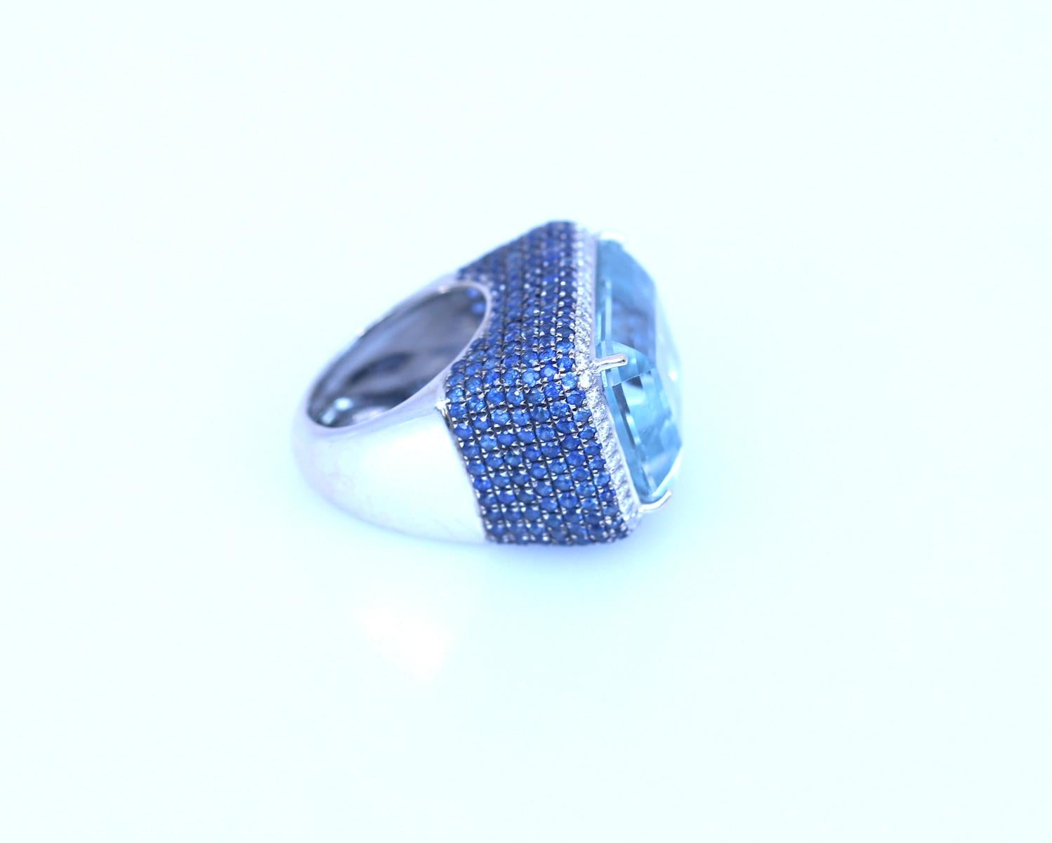 30 Ct Aquamarine 3 Ct Sapphires Diamond Ring, 1995 In Good Condition For Sale In Herzelia, Tel Aviv