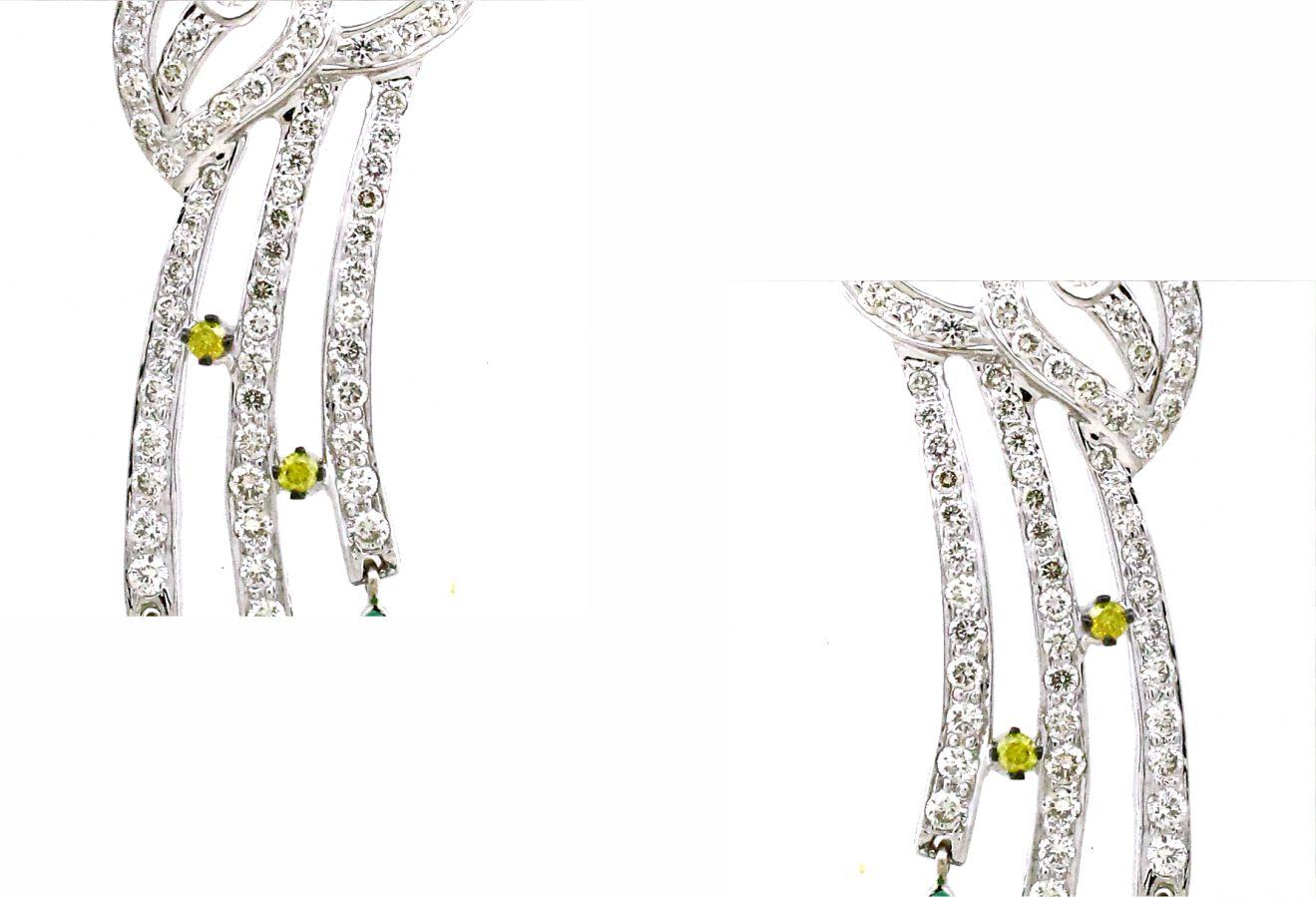 Moderno 3.0 cts of Emerald and 3.82 cts of Tanzanite Earrings in vendita