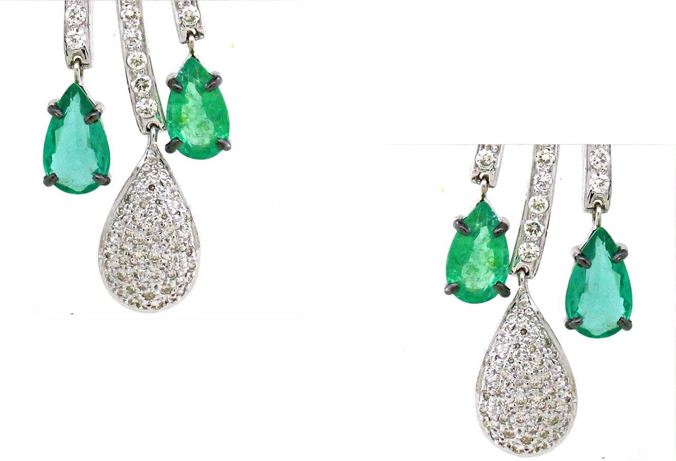 Taglio a goccia 3.0 cts of Emerald and 3.82 cts of Tanzanite Earrings in vendita