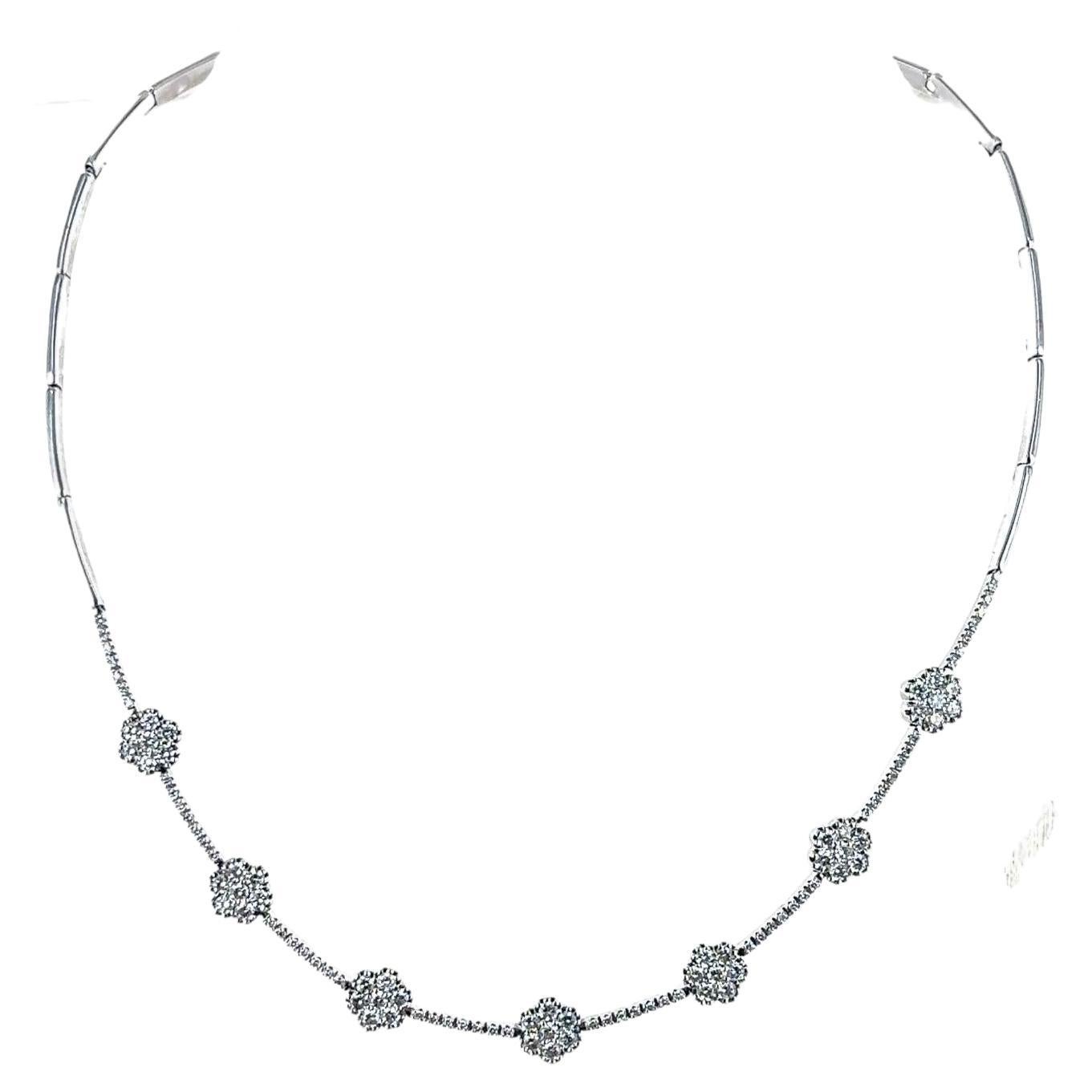 Collier en or blanc 18 carats avec station florale de diamants à taille ronde et brillante de 3,0 CTW