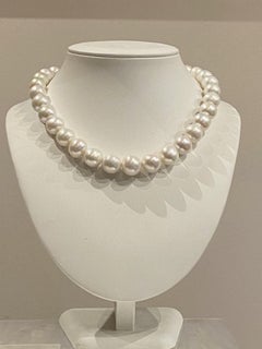 Collier de 30 perles de culture rondes de 13 à 15 mm, avec fermoir en argent en forme de « 8 » et pierres CZ