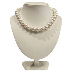 Collier de 30 perles de culture rondes de 13 à 15 mm, avec fermoir en argent en forme de « 8 » et pierres CZ