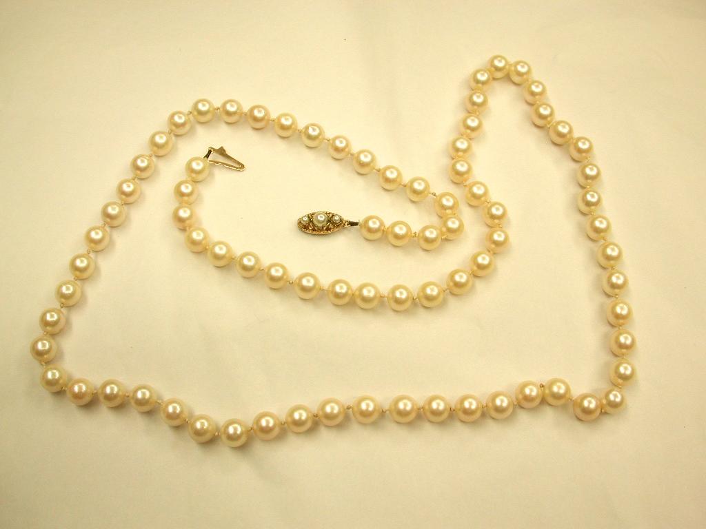 Bead Cultured Pearl Necklace with Cultured Pearl 9 Carat Snap, Dated circa 1960 For Sale