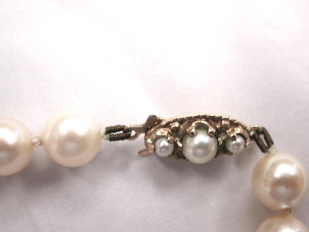 Cultured Pearl Necklace with Cultured Pearl 9 Carat Snap, Dated circa 1960 In Good Condition For Sale In London, GB