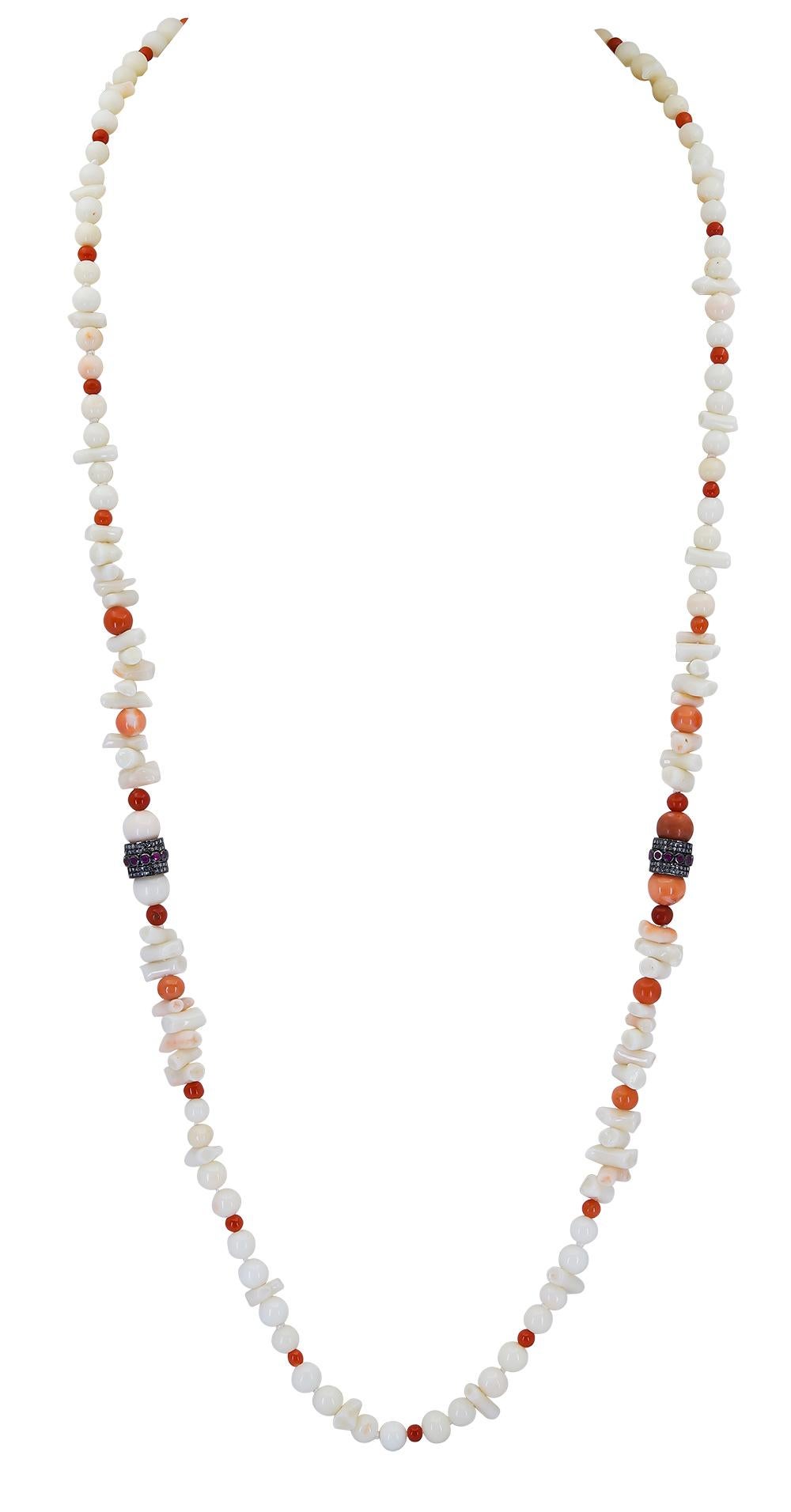 Un collier de corail blanc et rouge de 30 pouces avec des perles de corail rondes dont la taille varie de 3,5 mm à 8 mm chacune. Accentué avec du corail blanc de forme irrégulière et 2 rondelles de diamant.  
