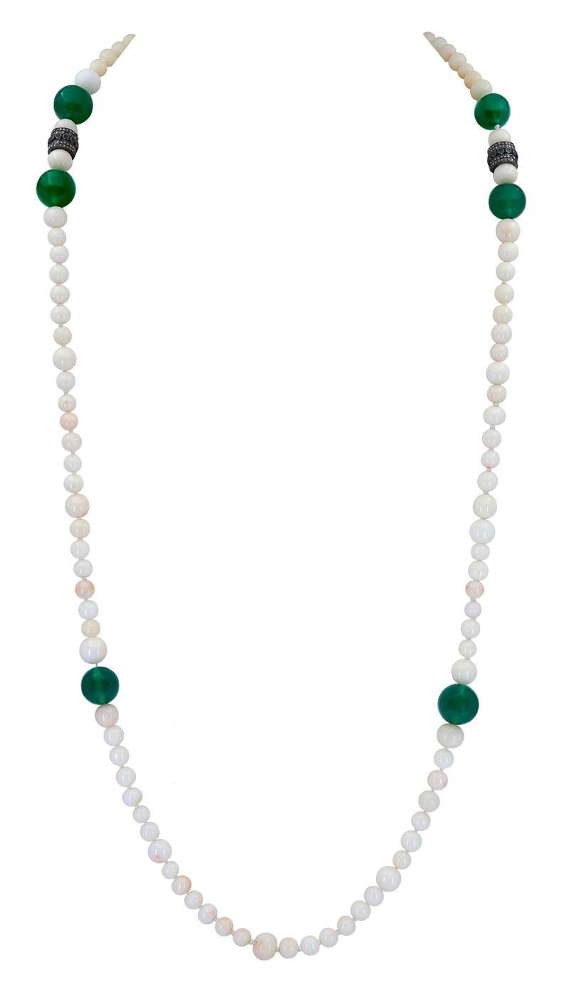 Perle Collier de corail blanc et d'onyx vert en vente