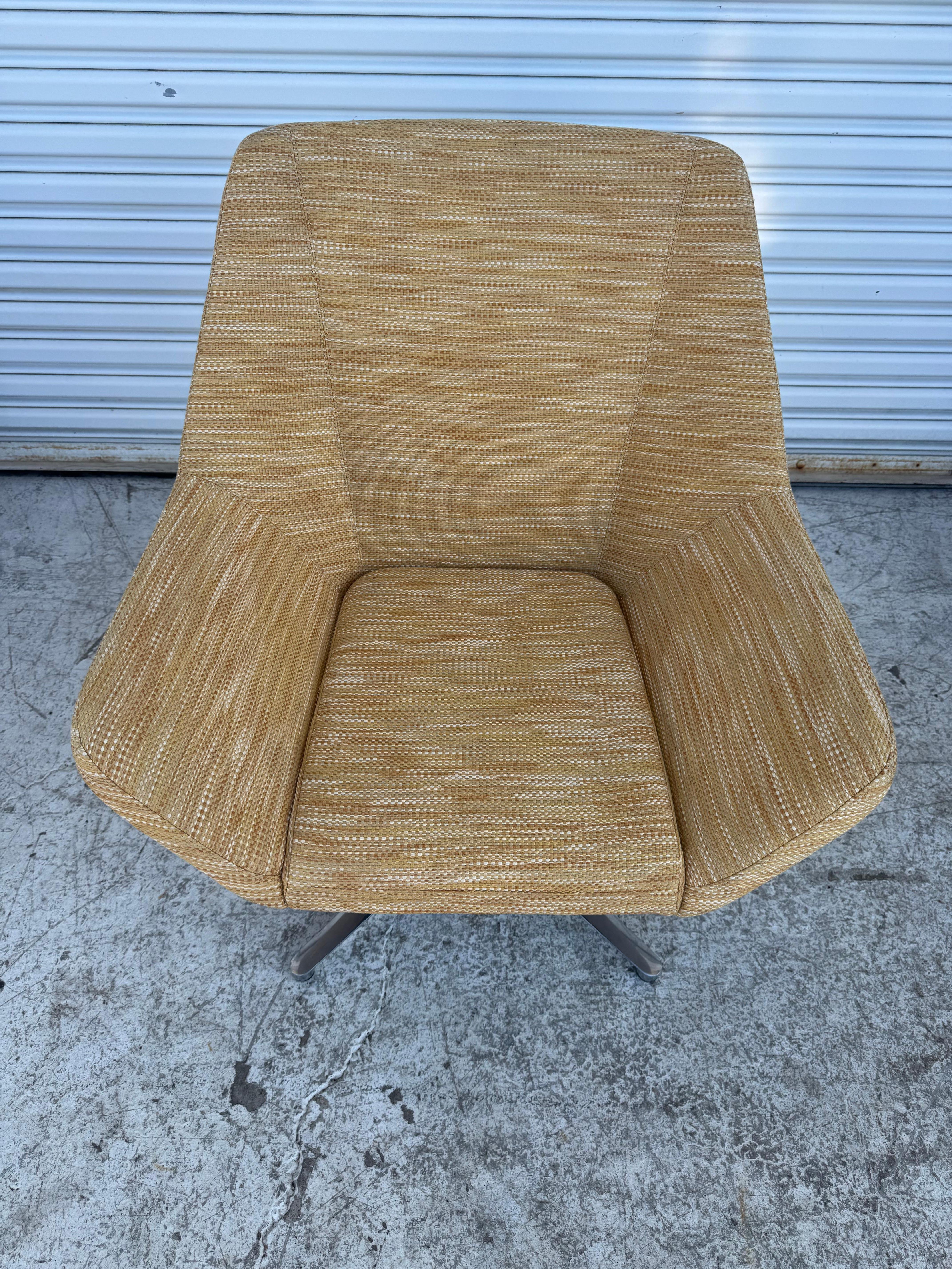 30 Keilhauer Swivel Lounge Chairs In Good Condition For Sale In Pasadena, TX