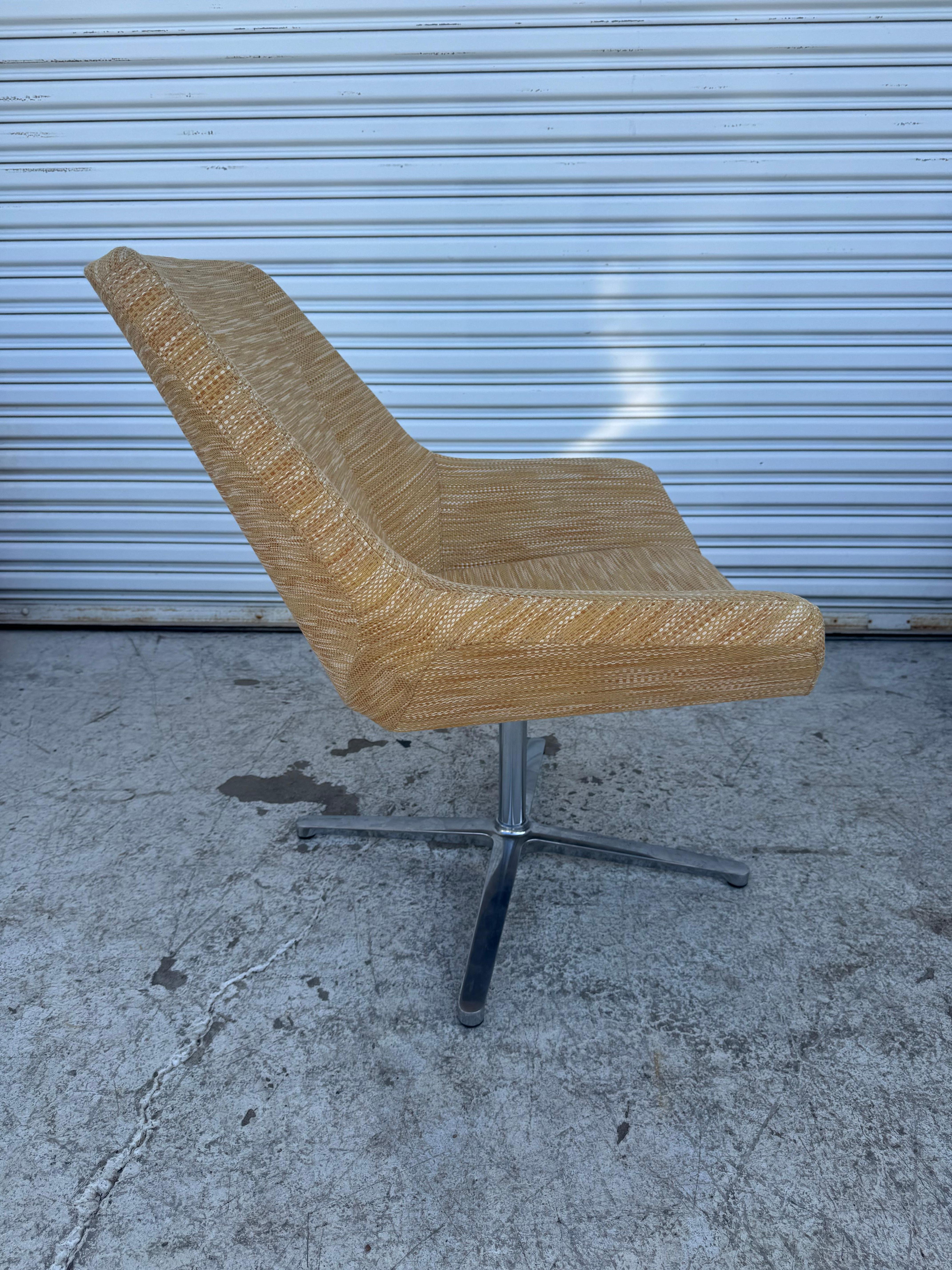 Contemporary 30 Keilhauer Swivel Lounge Chairs For Sale