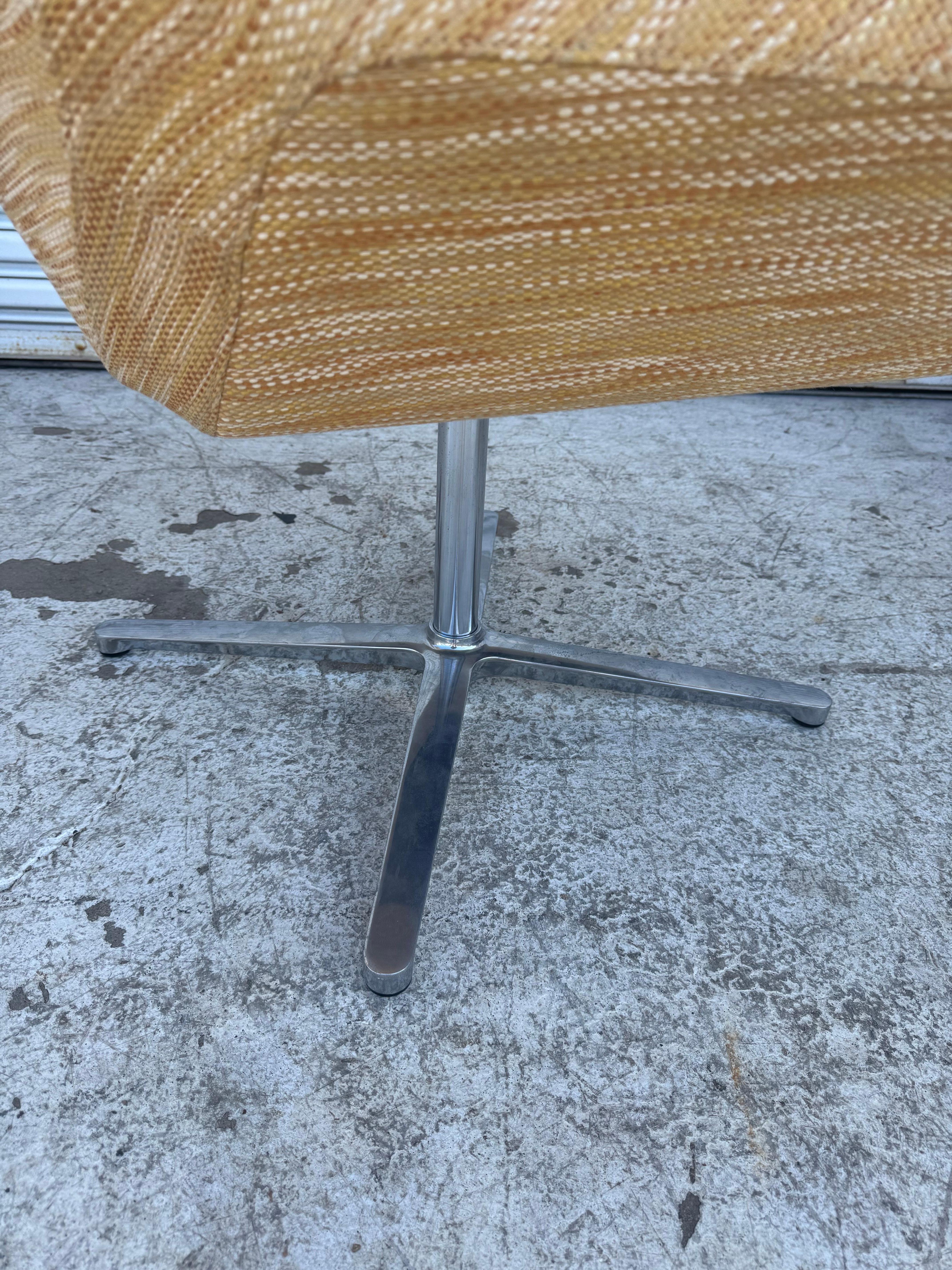 Aluminum 30 Keilhauer Swivel Lounge Chairs For Sale