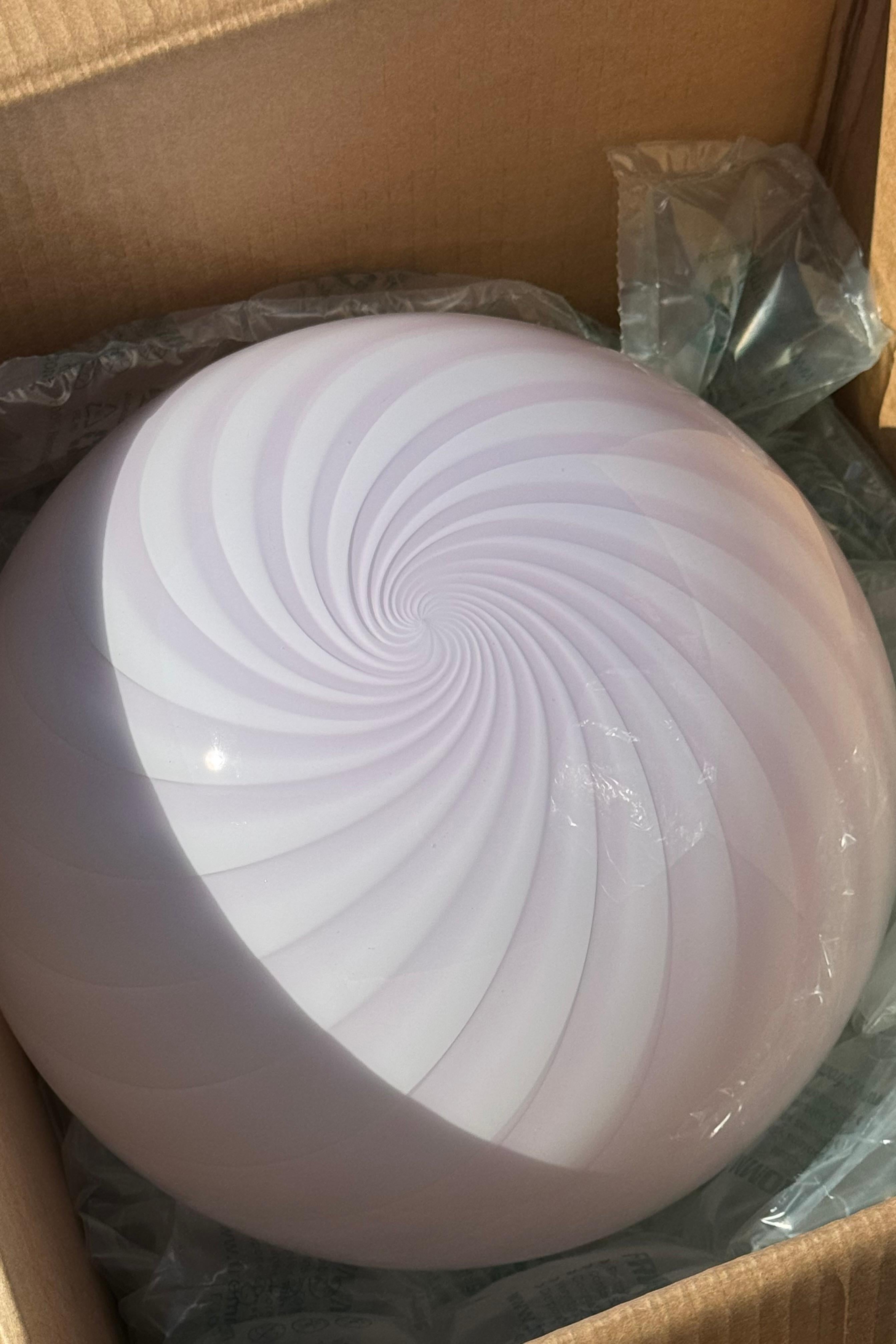 Medium Murano Vintage Candy pendant soft rose pink swirl glass, made in Italy For Sale 2