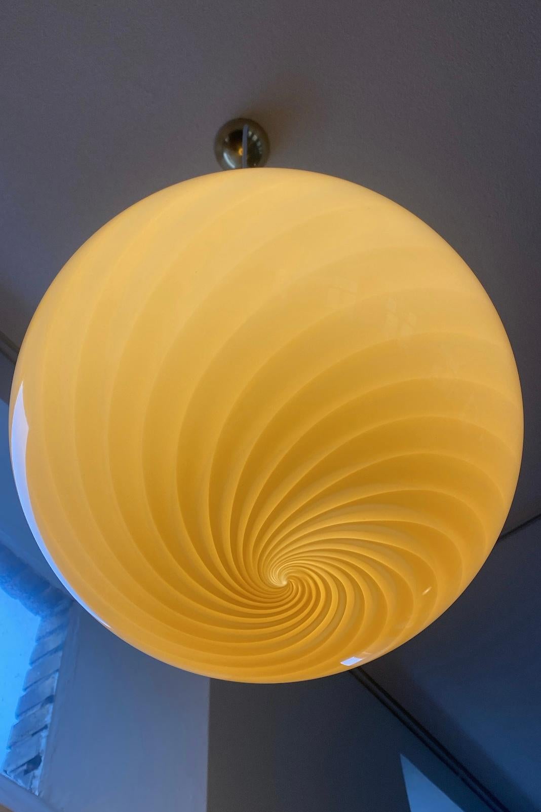 Ø30 Medium Murano pendant soft yellow swirl glass, mouth blown in Italy  For Sale 1