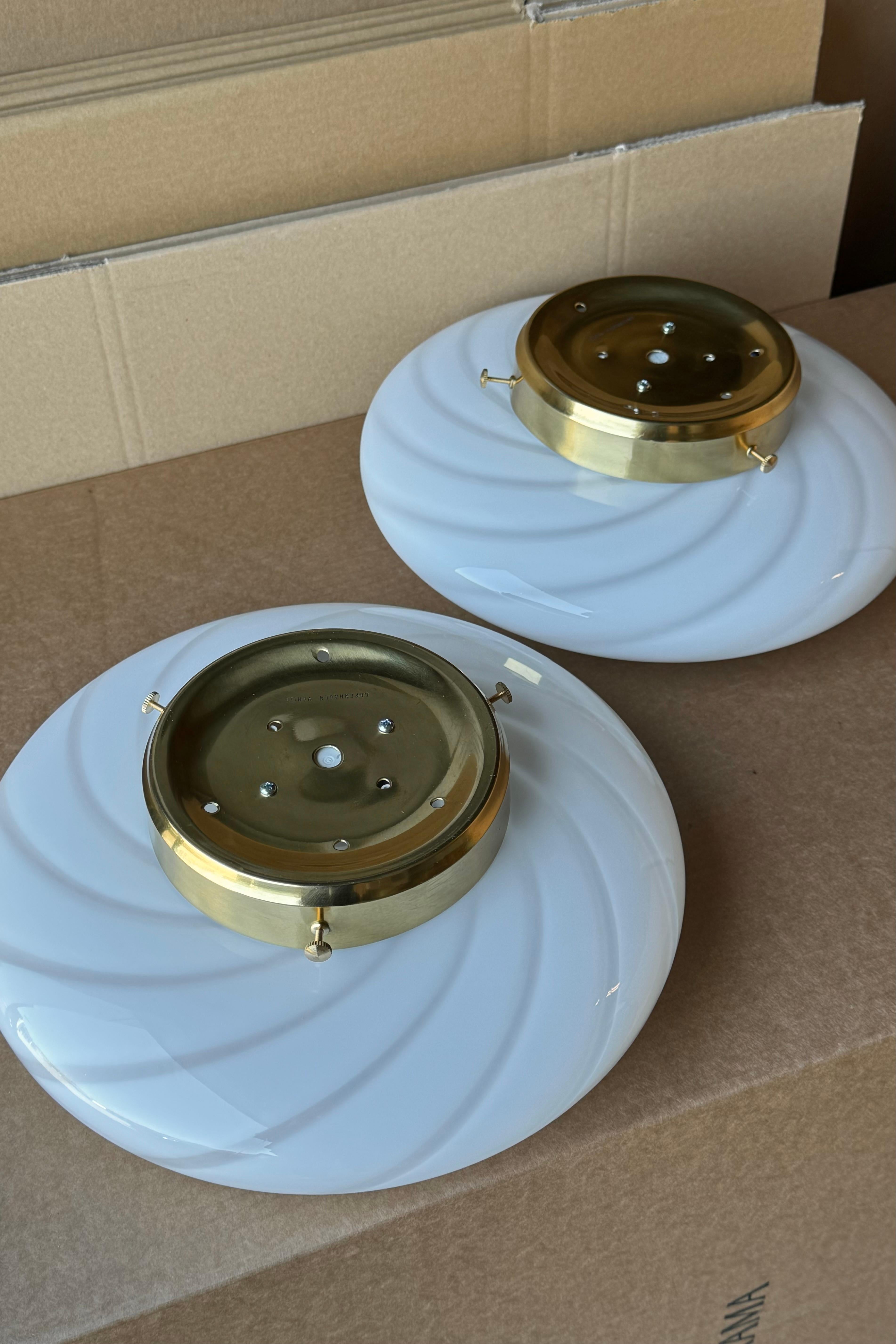 Ø30 Murano Flush Mount Ceiling Lamp White Swirl Glass brass, mouth-blown Italy In Good Condition For Sale In København, DK