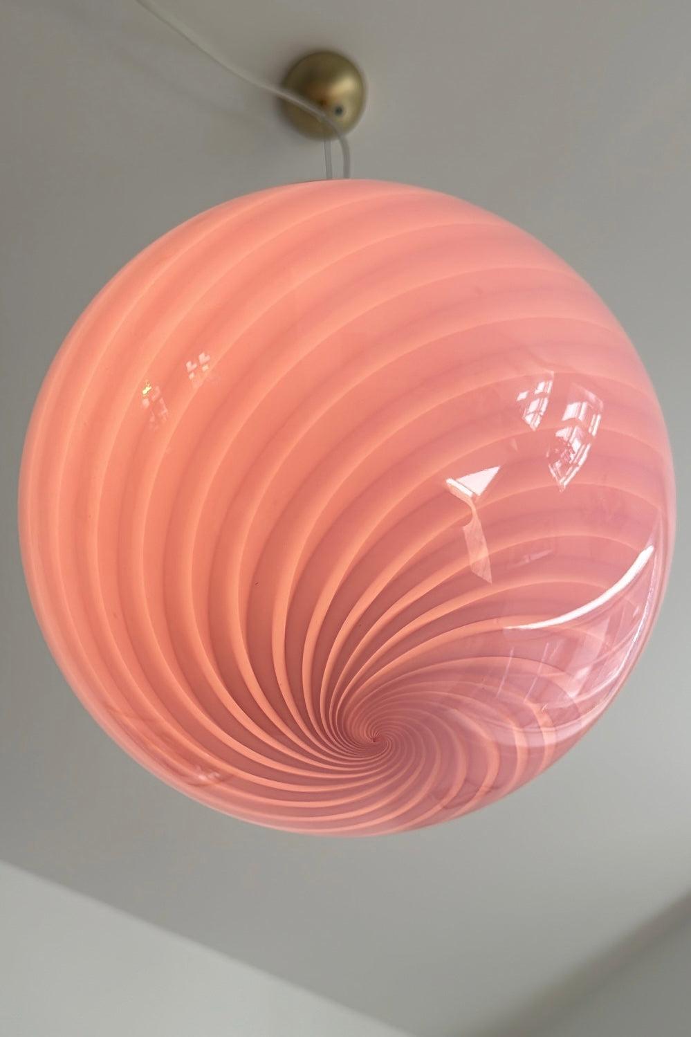 Medium Murano Vintage Candy pendant bubble gum pink swirl glass, made in Italy In New Condition For Sale In København, DK