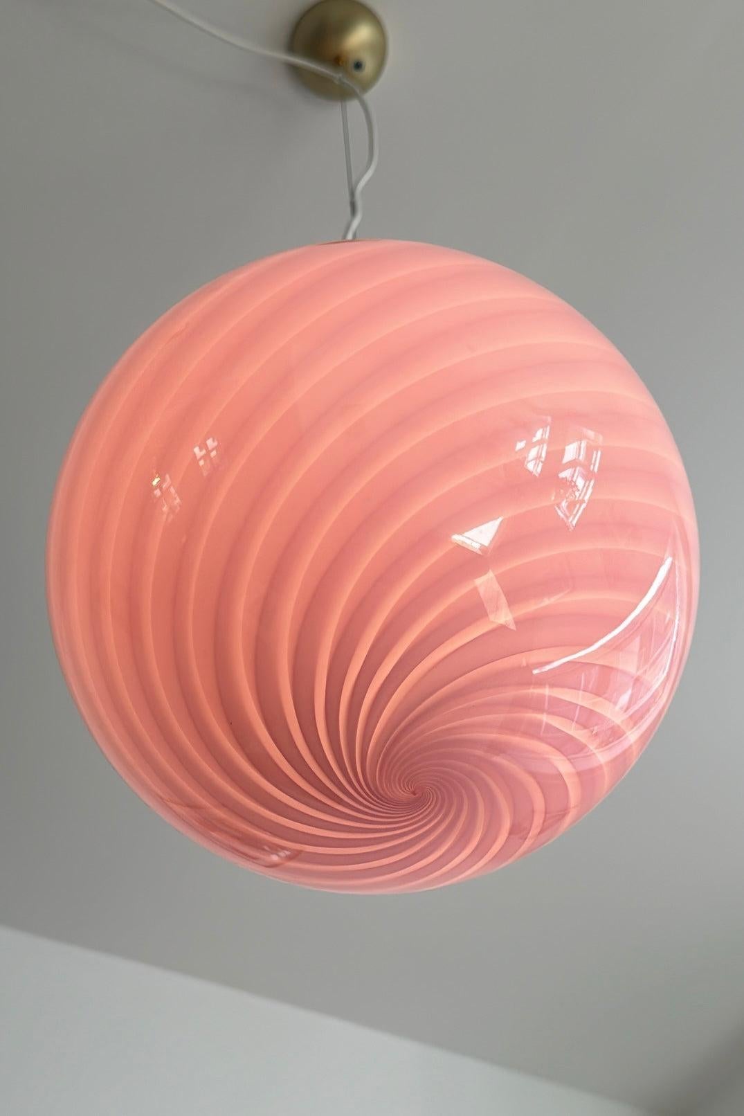 Medium Murano Vintage Candy pendant bubble gum pink swirl glass, made in Italy For Sale 3