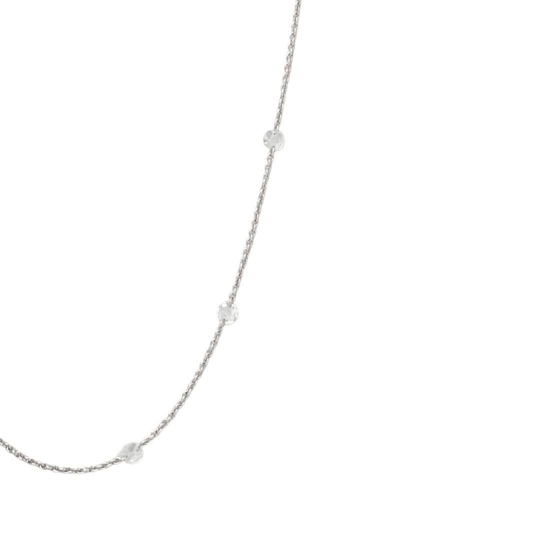 Un essentiel raffiné avec un éclat sans effort. Ce délicat collier en or blanc 18 carats présente des perles de diamants blancs facettés reliées entre elles et espacées gracieusement le long de la chaîne, créant un doux scintillement à chaque