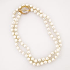 Collier de perles de 30 pouces avec fermoir en cristal doré et pavé de Swarovski, années 1980