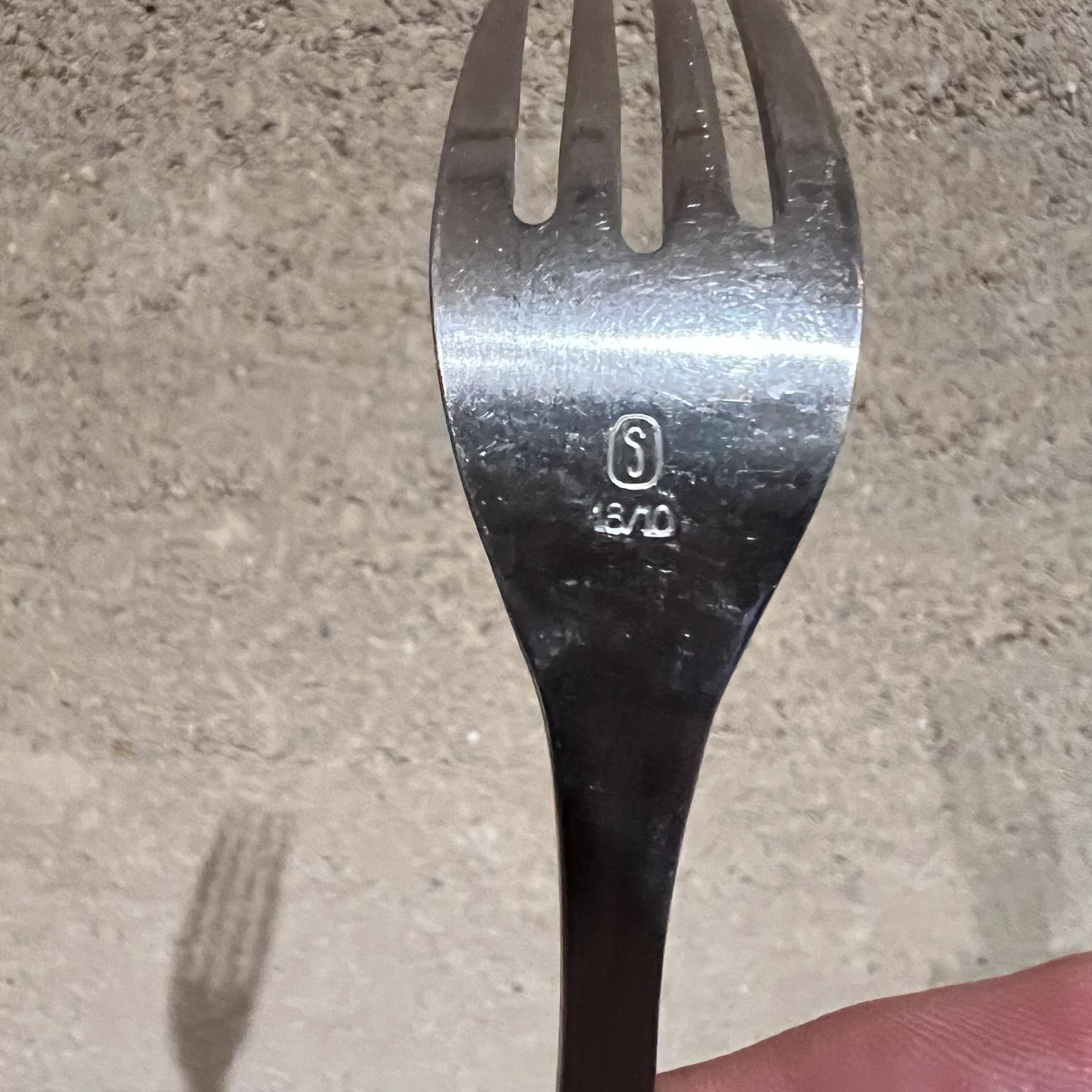 
Modern Gourmet Settings Stainless Flatware Set Service for Six 30 Pieces
Cuillère 1 h x 1,5 l x 8 long Couteau 0,38 h x 1 l x 9,5 long Fourchette 1 h x 1,13 l x 8 long
Cuillère à soupe 1 h x 1,25 l x 6,75 long Fourchette à salade 1 h x 1 l x 6,75