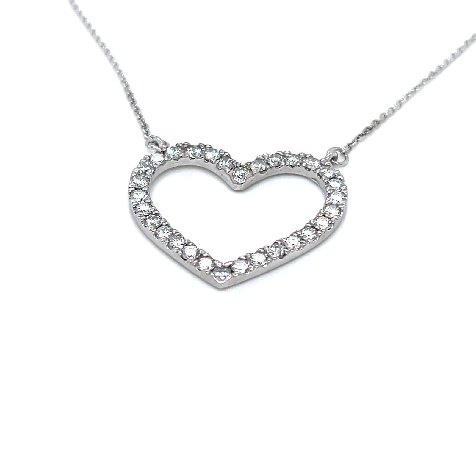 Collier en forme de cœur en or blanc 18 carats avec 30 diamants ronds brillants

Un design intemporel qui rayonne de sophistication, captant la lumière - et les cœurs - à chaque étincelle.

Ce ravissant collier en forme de cœur est orné de 30