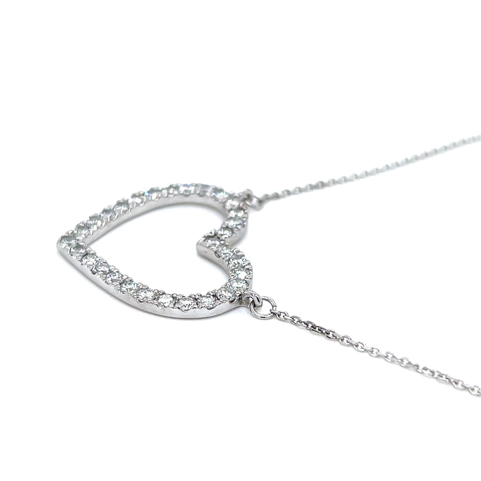 Contemporain Collier en forme de cœur en or blanc 18 carats avec 30 diamants ronds brillants en vente