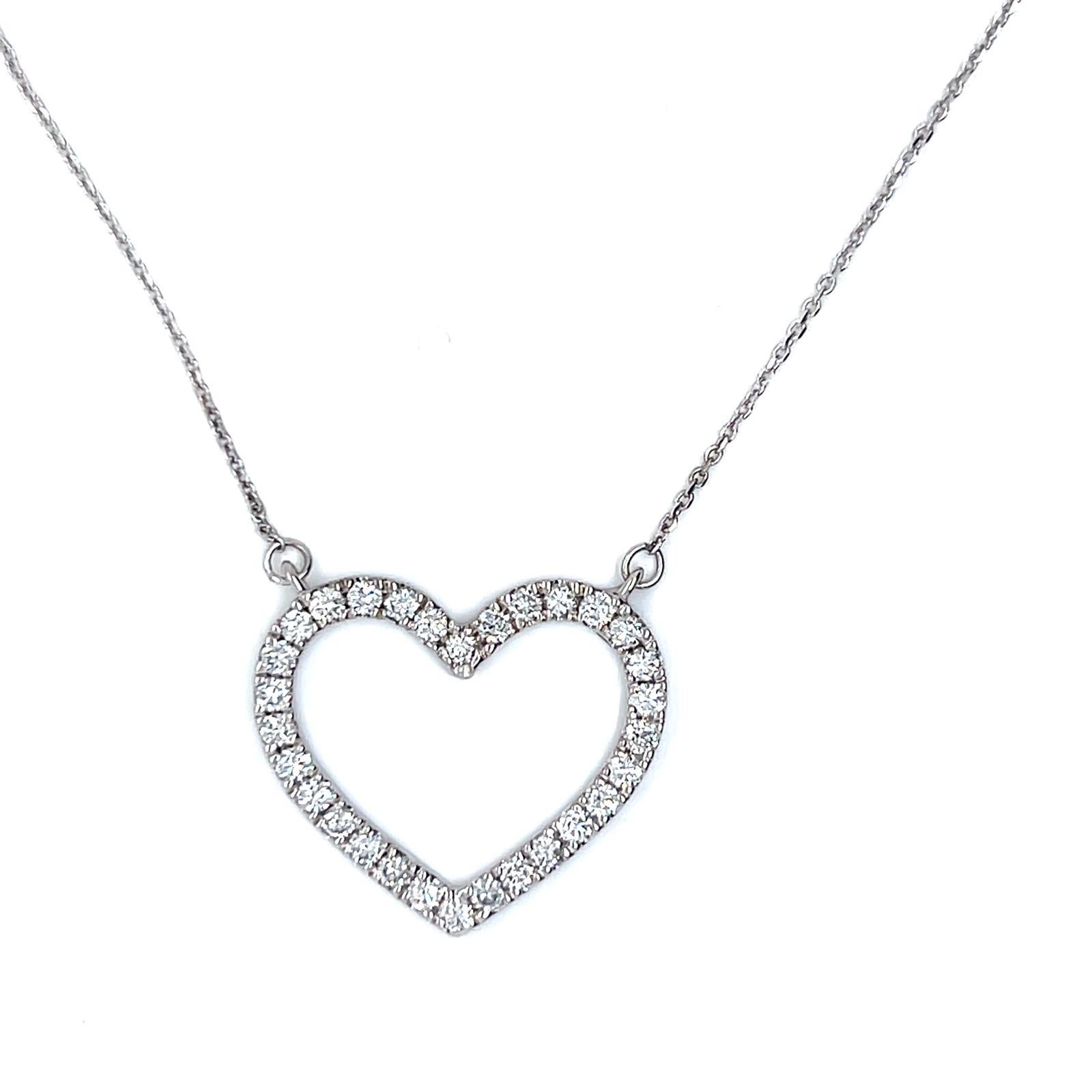 Taille ronde Collier en forme de cœur en or blanc 18 carats avec 30 diamants ronds brillants en vente