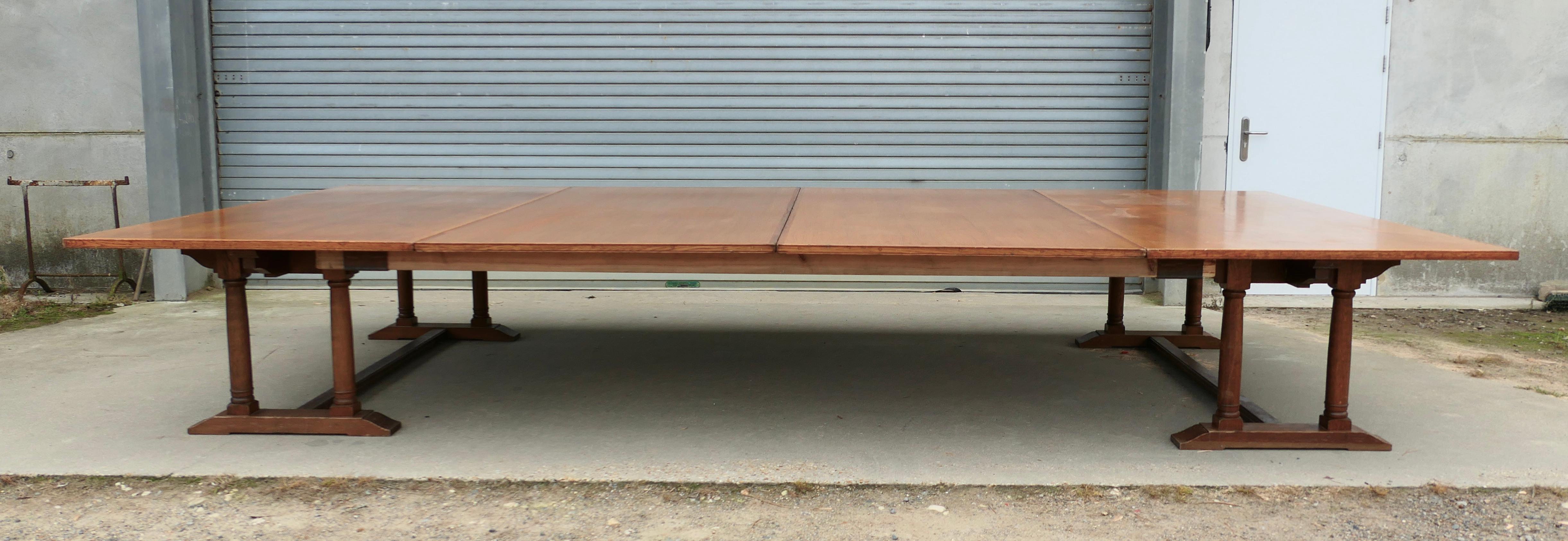 Table de billard 30 Seater Oak, table de salle de jeux Arts & Crafts

Table de salle de réunion ou table de banquet 30 places en chêne doré Arts and Crafts
Cette immense table de salle de réunion ou de banquet se compose de deux tables de style