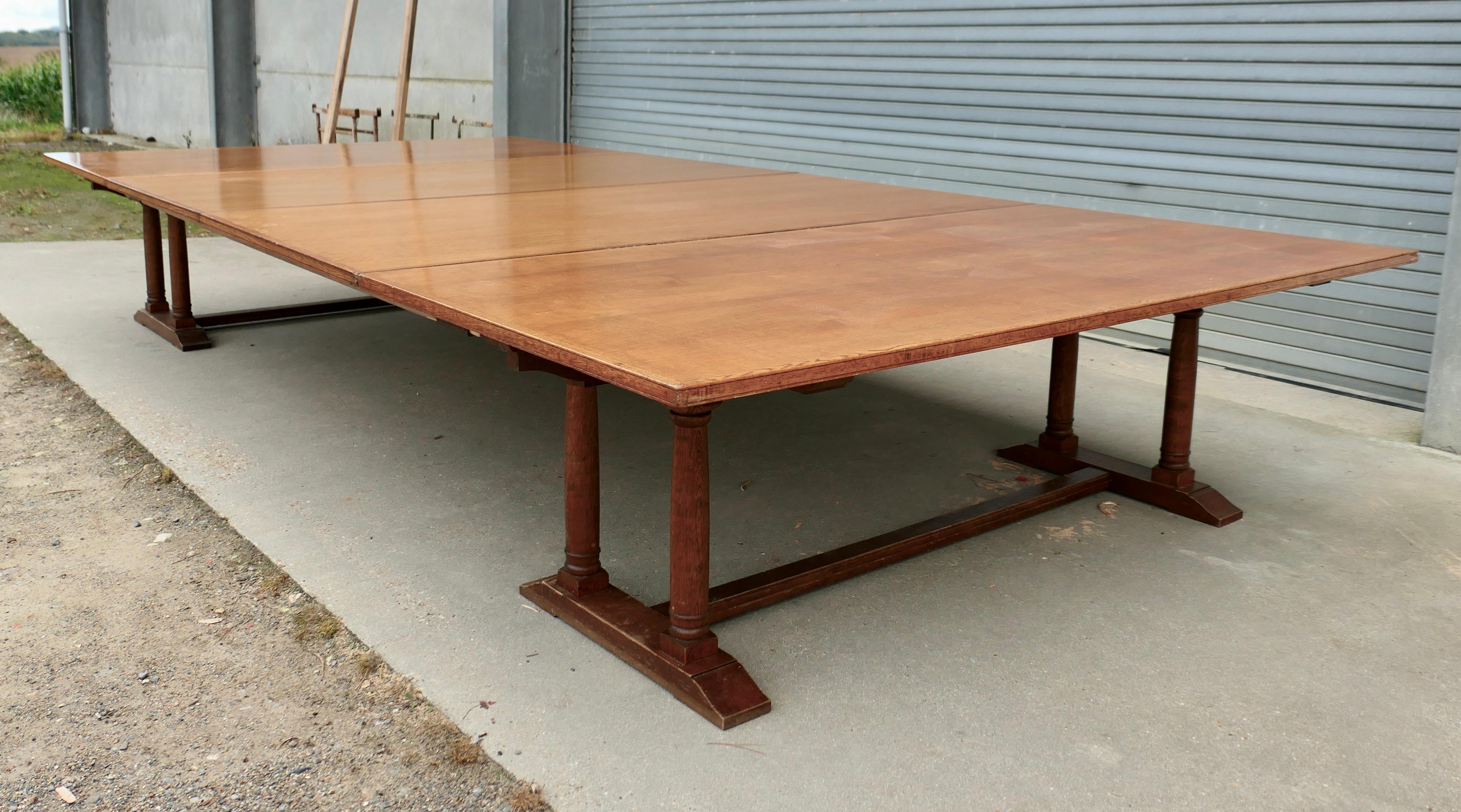 Arts and Crafts Table de billard 30 Seater Oak, table de salle de jeux Arts & Crafts en vente