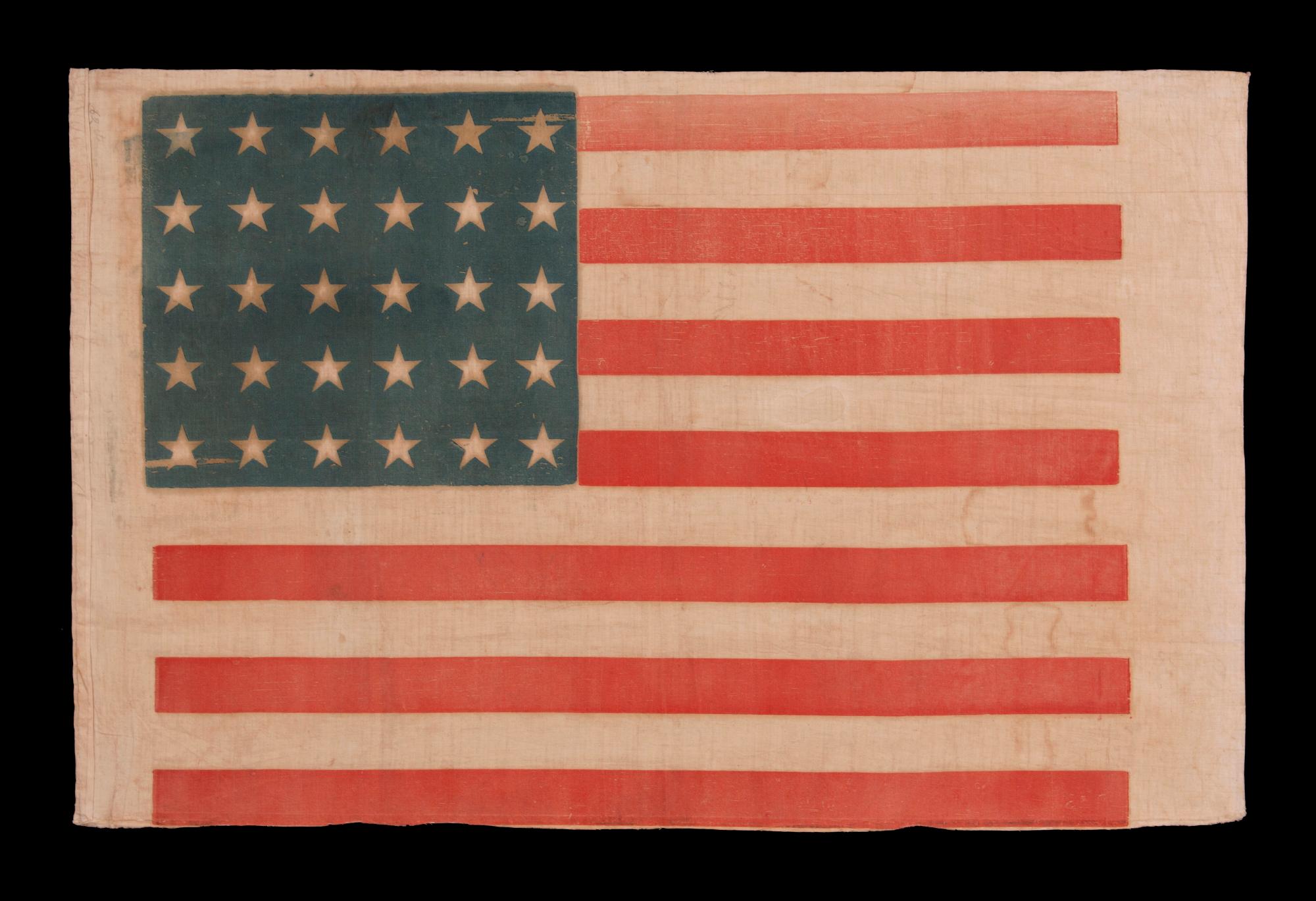 ANTIQUE DRAPEAU DE PARADE AMÉRICAIN AVEC 30 ÉTOILES, LE SEUL EXEMPLE CONNU DANS CE STYLE SIMPLE MAIS EXTRAORDINAIRE, AVANT LA GUERRE CIVILE, OFFICIEL DEPUIS DEUX ANS SEULEMENT, REFLETE L'ADDITION DU WISCONSIN COMME 30e ÉTAT, 1848-1850 ; ILLUSTRÉ