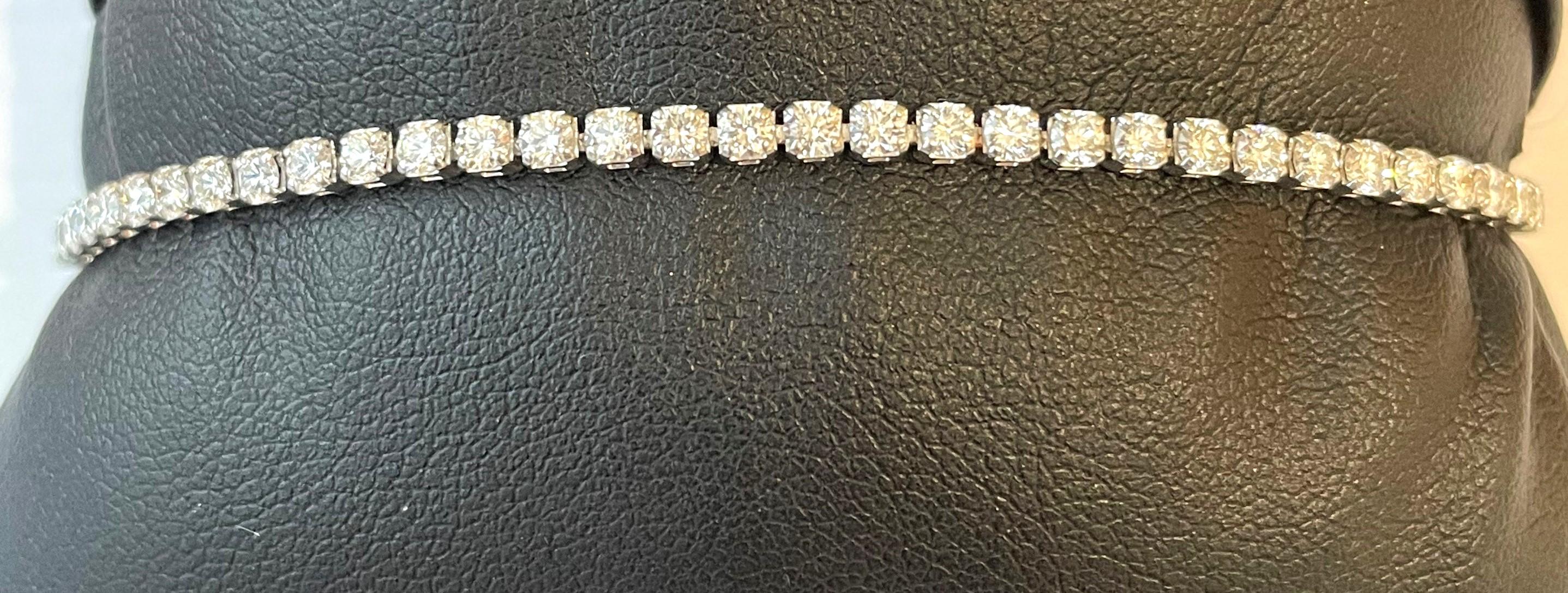 Ce bracelet brille de mille feux !
69 diamants ronds au total, chacun serti de 4 griffes.
Poids total des diamants : 3 carats.
Couleur F-G, pureté SI.
Or blanc 14 carats.
Fermoir caché.
Deux fermoirs de sécurité en forme de 8 et une chaîne de