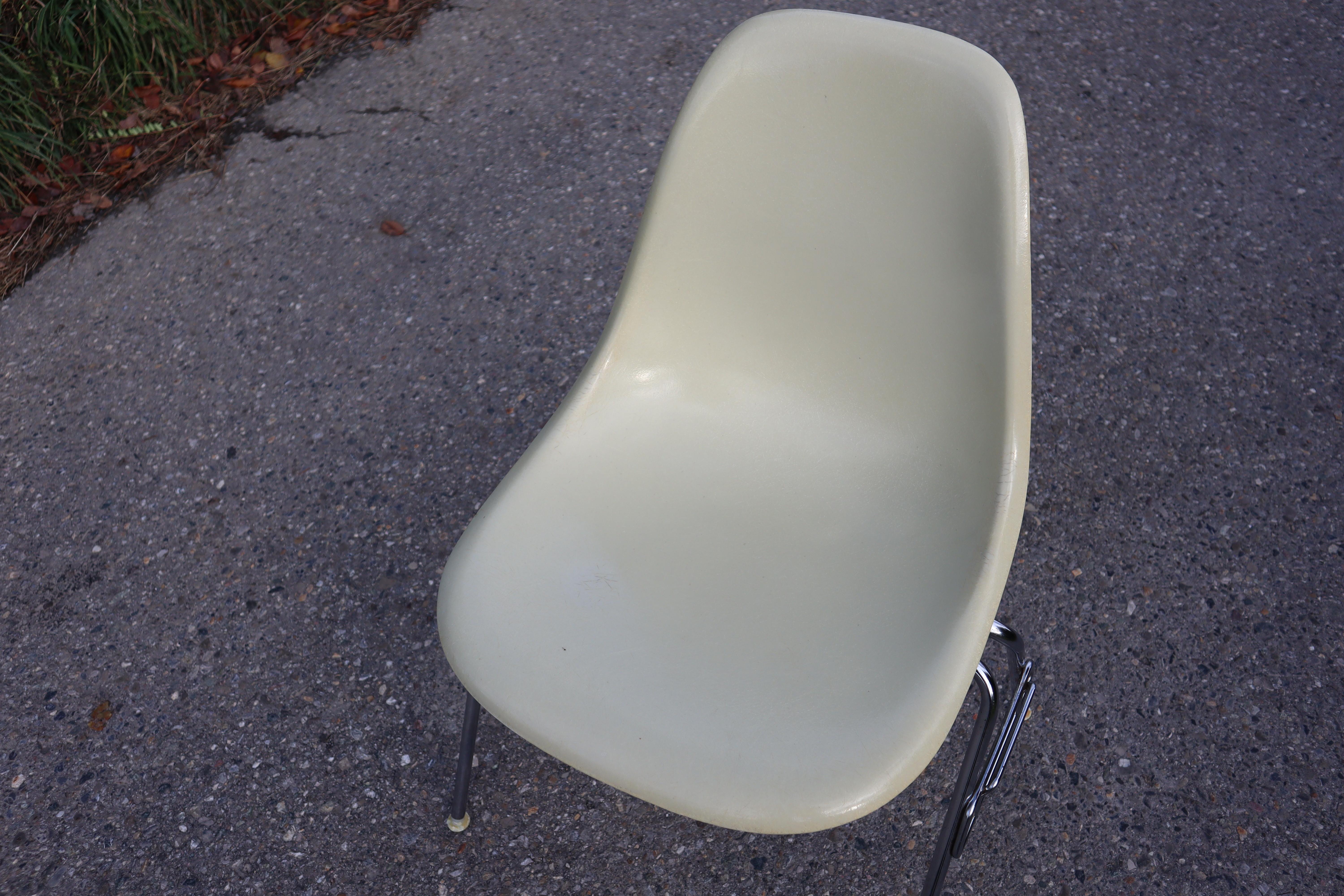 30 Vintage DSS Eames Fiberglass Stacking Side Chairs for Herman Miller In Good Condition In Grand Cayman, KY