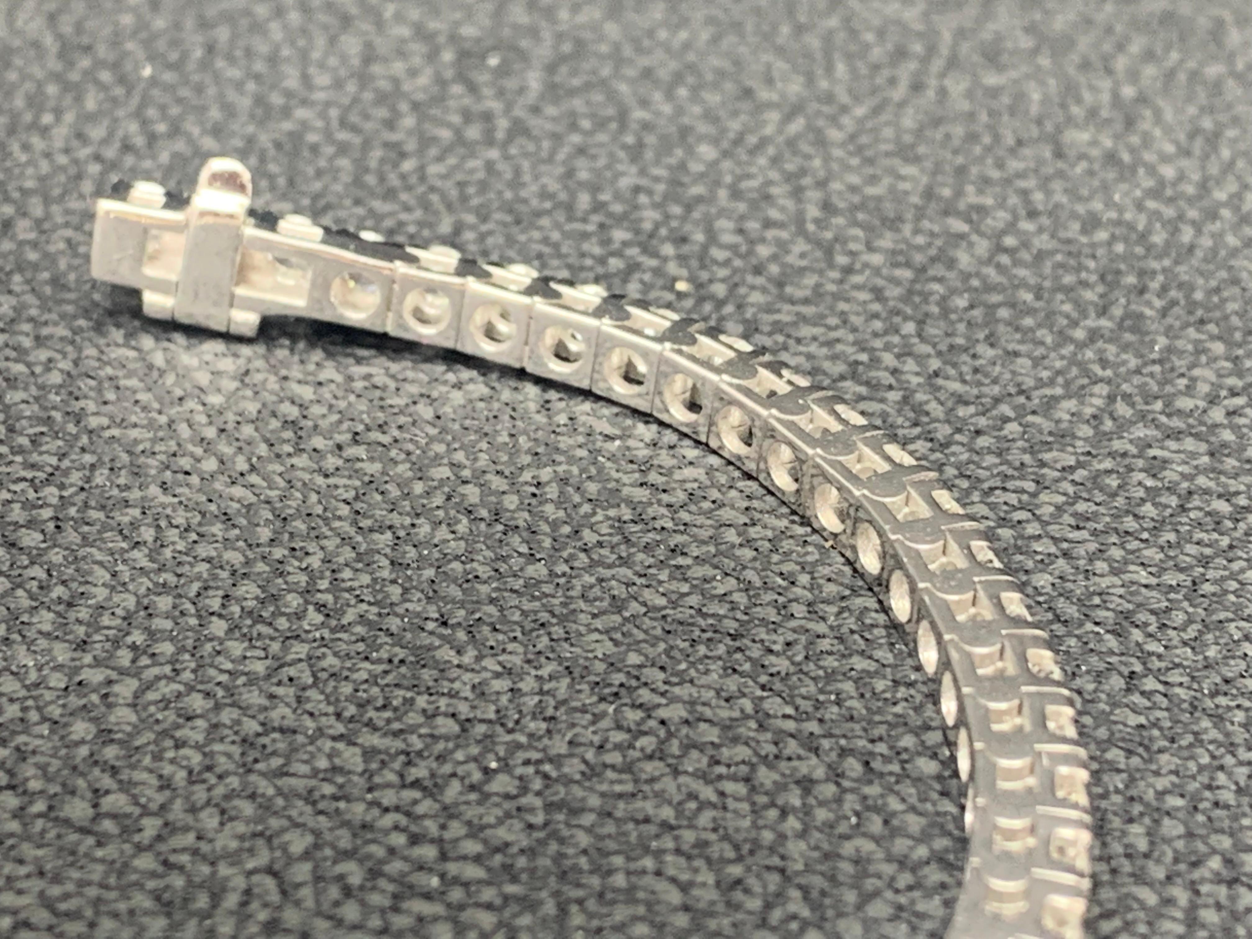 Bracelet tennis en or blanc 14 carats avec diamants ronds taille brillant de 3,00 carats en vente 11