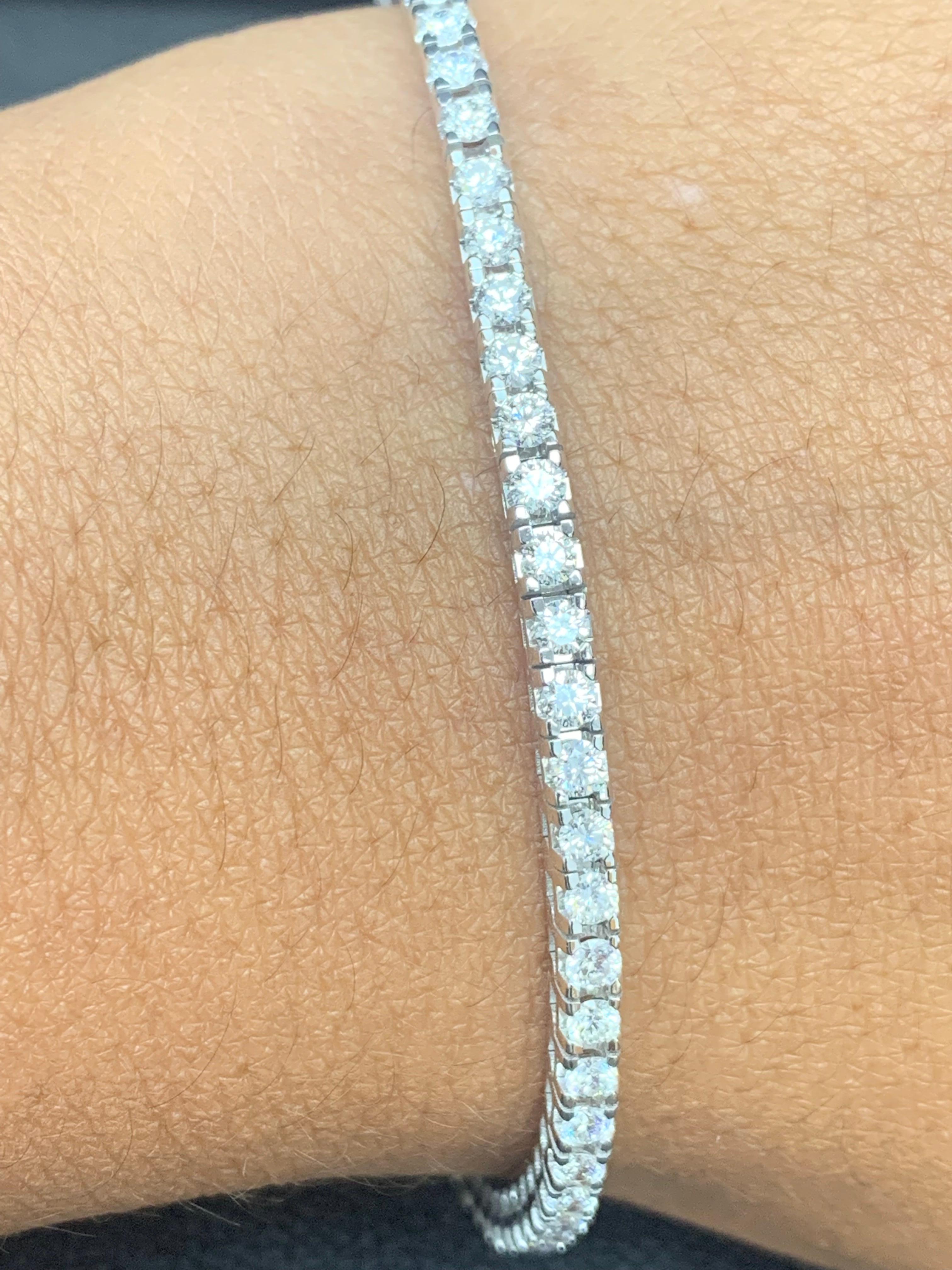 Ein klassisches Tennisarmband mit einer Reihe runder Brillanten, gefasst in einer polierten Fassung aus 14 Karat Weißgold. 65 Diamanten wiegen insgesamt 3,00 Karat und sind etwa GH Farbe, SI1 Klarheit.

Stil in verschiedenen Preisklassen erhältlich.