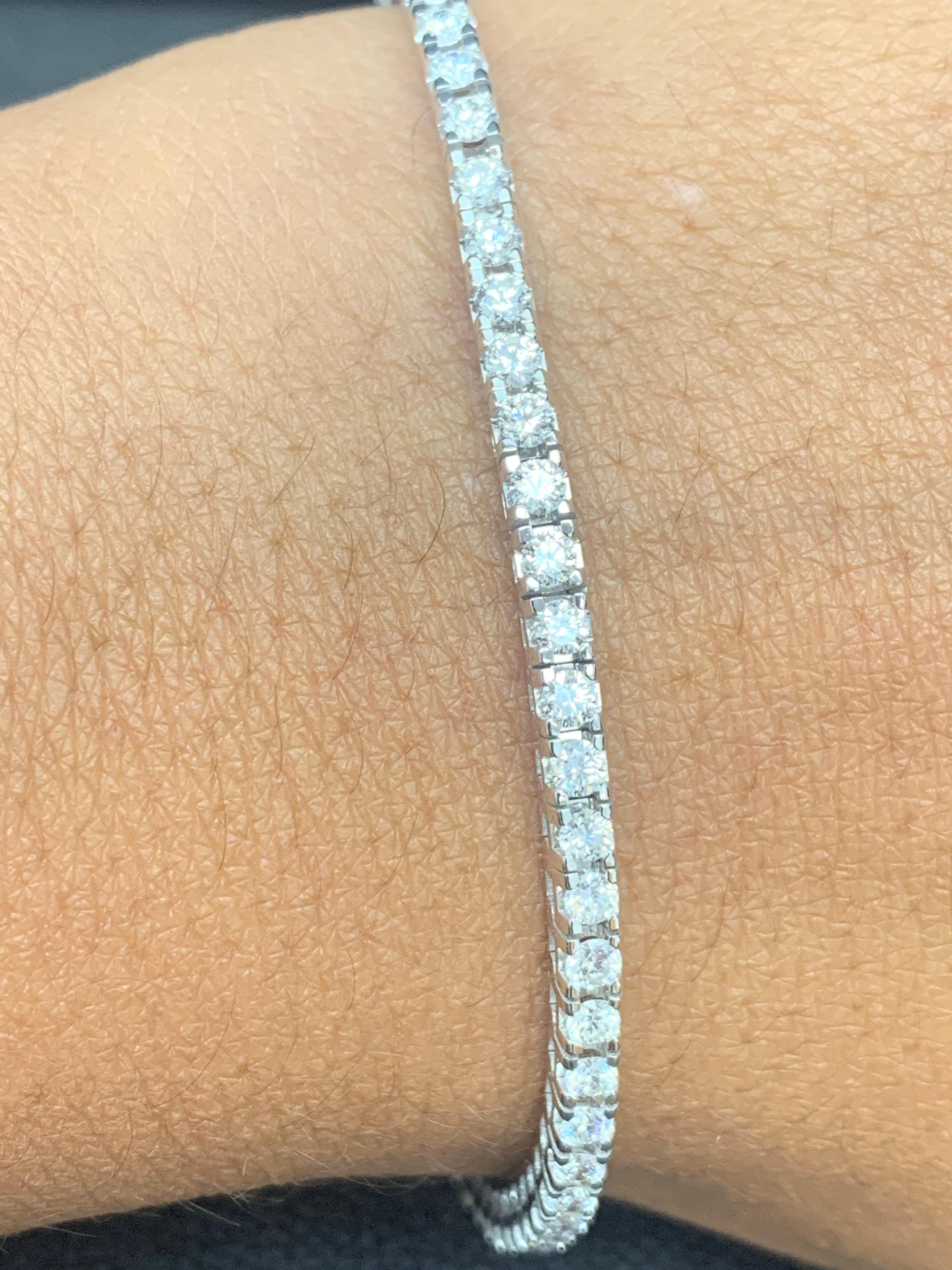 Un bracelet de style tennis classique mettant en valeur une rangée de diamants ronds et brillants, sertis dans une monture en or blanc 14k poli. les 65 diamants pèsent 3,00 carats au total et sont de couleur GH et de pureté SI1.

Style disponible