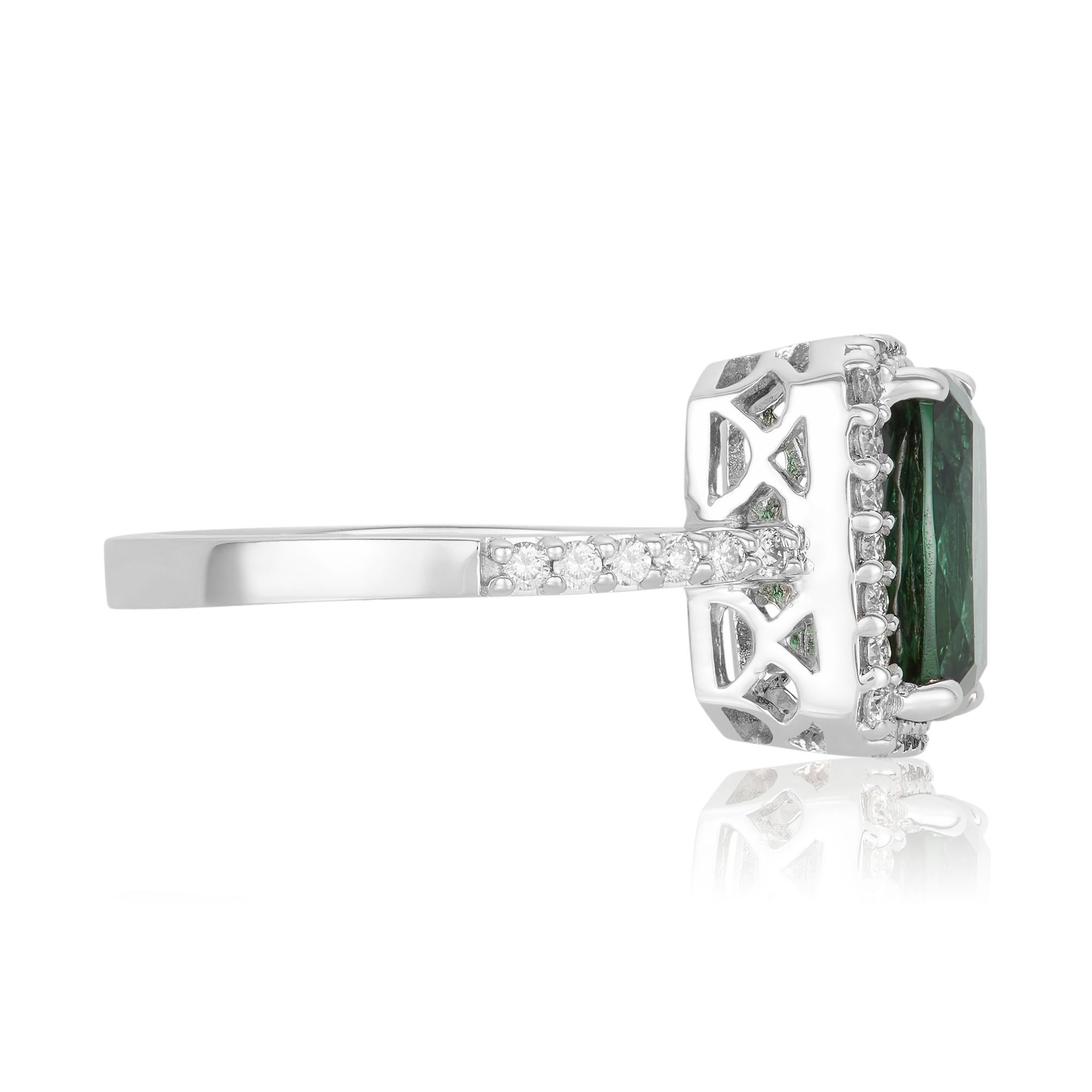 Metal: Oro blanco de 18 quilates
Piedra central: 1 Turmalina verde talla cojín de 3,00 ct - Mide 7,9 x 10,3 mm
Detalles de los diamantes: 36 Diamantes Blancos Brillantes Redondos de 0,40 Quilates- Claridad: SI / Color H-I
Tamaño del anillo: