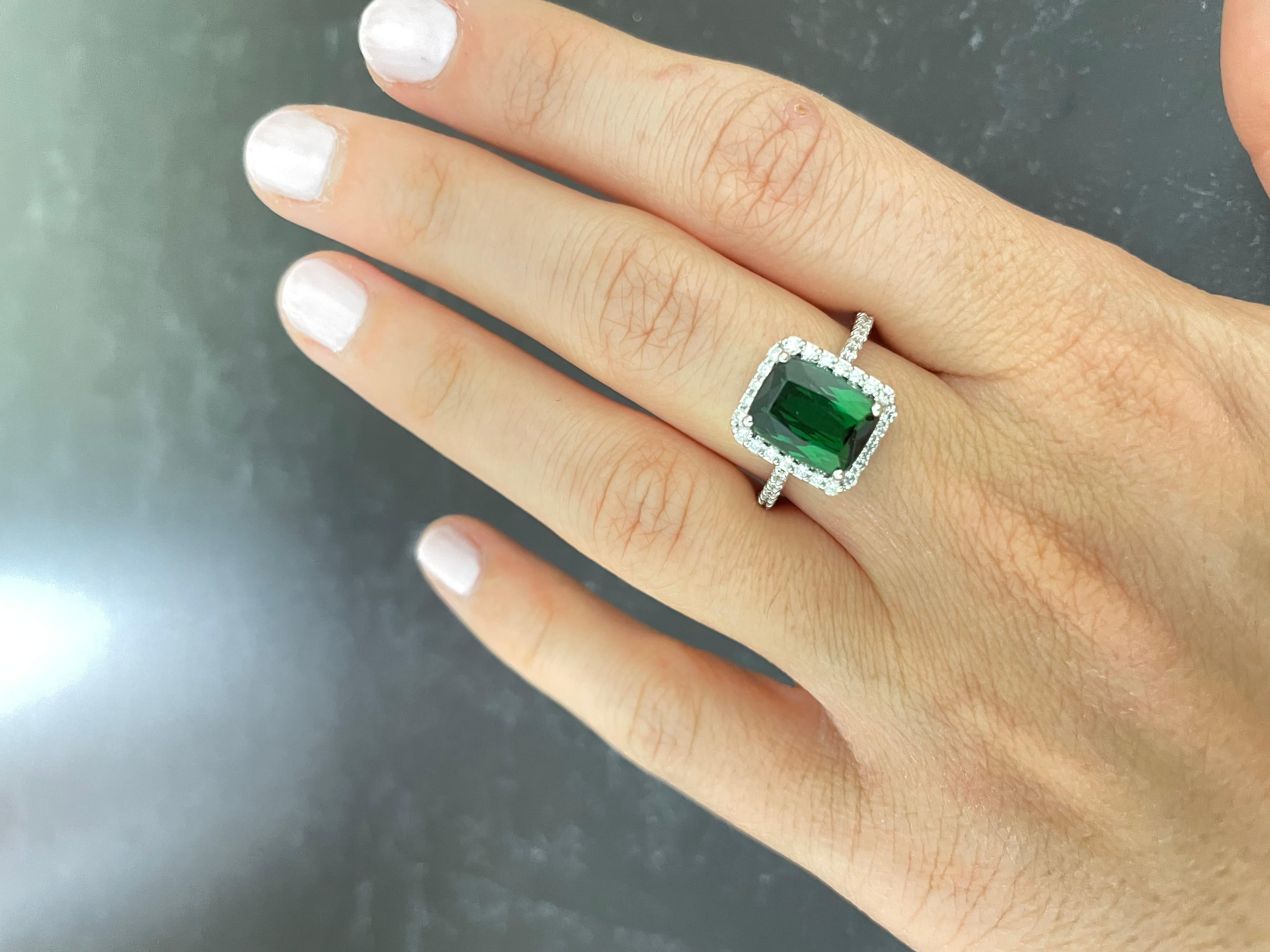 Anillo de oro blanco de 18 quilates con turmalina verde en cojín de 3,00 quilates y diamantes Corte cojín en venta