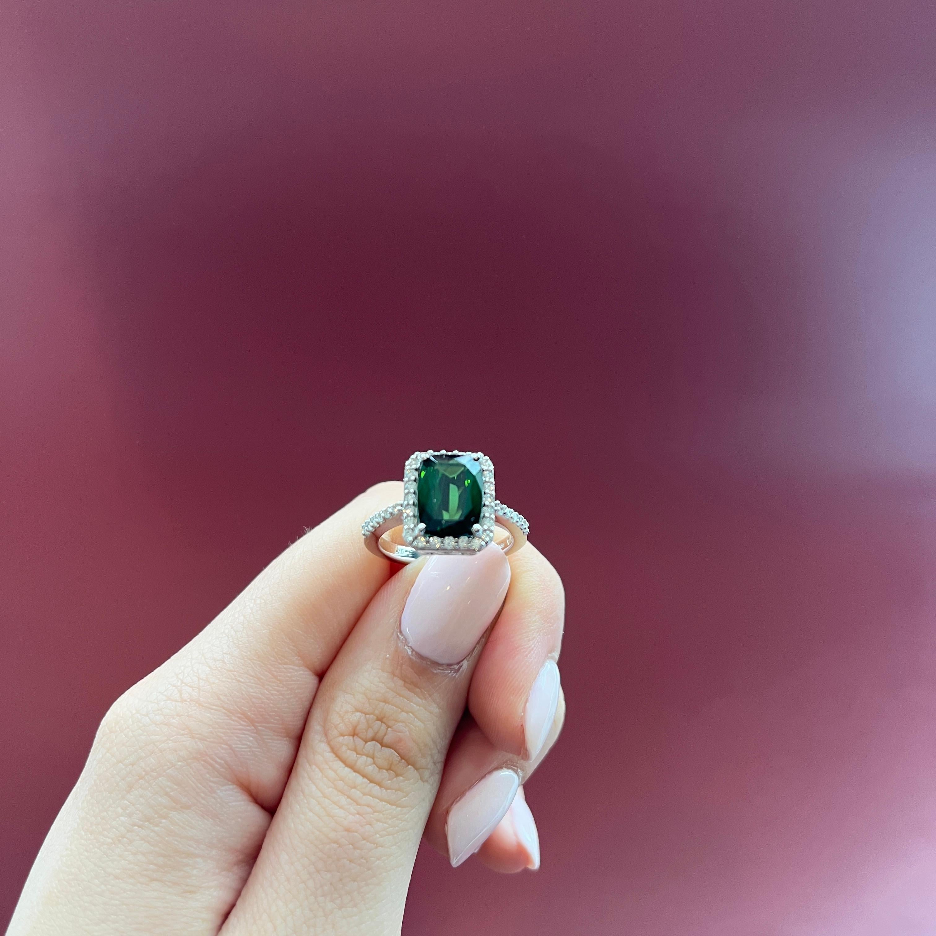 Anillo de oro blanco de 18 quilates con turmalina verde en cojín de 3,00 quilates y diamantes en Nuevo estado para la venta en GREAT NECK, NY