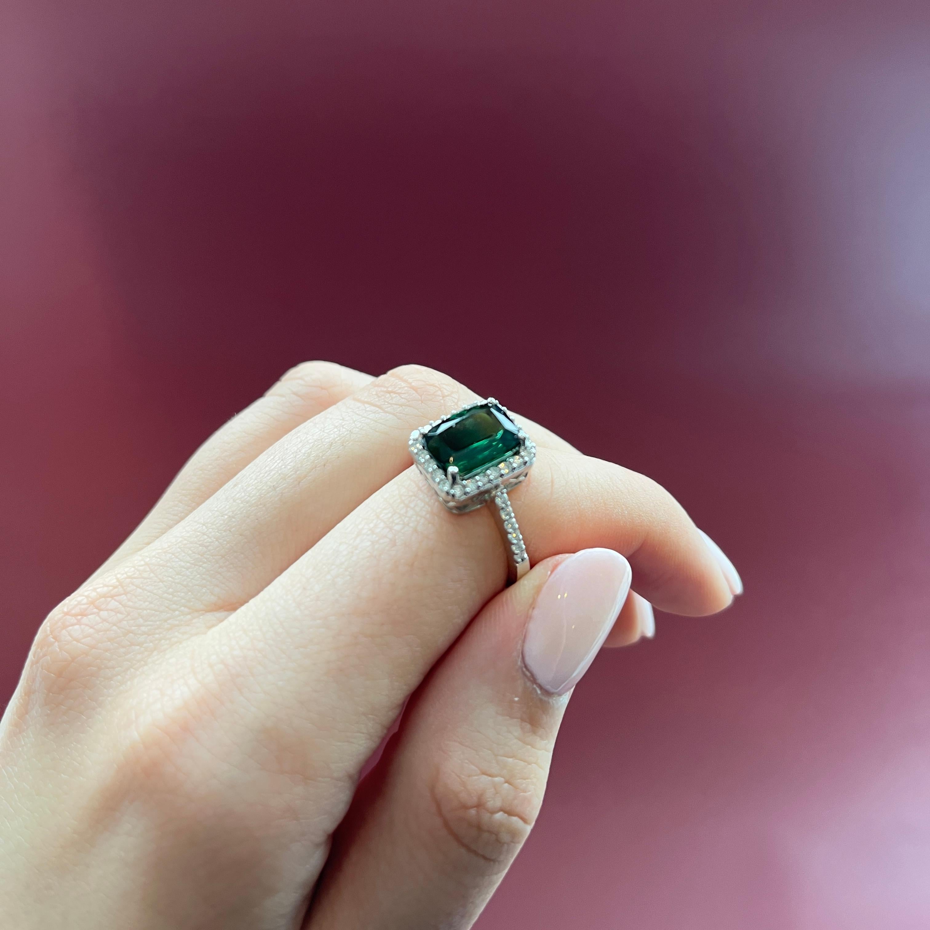 De las mujeres Anillo de oro blanco de 18 quilates con turmalina verde en cojín de 3,00 quilates y diamantes en venta