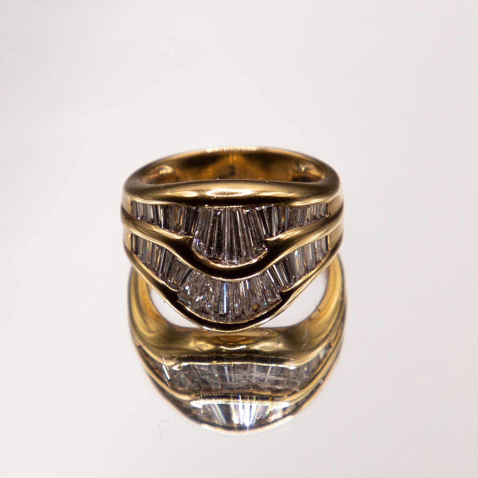 3.00 Carat Diamond 18k Yellow Gold Ring, French, Cut  F VVS1 Baguettes (Baguetteschliff) im Angebot