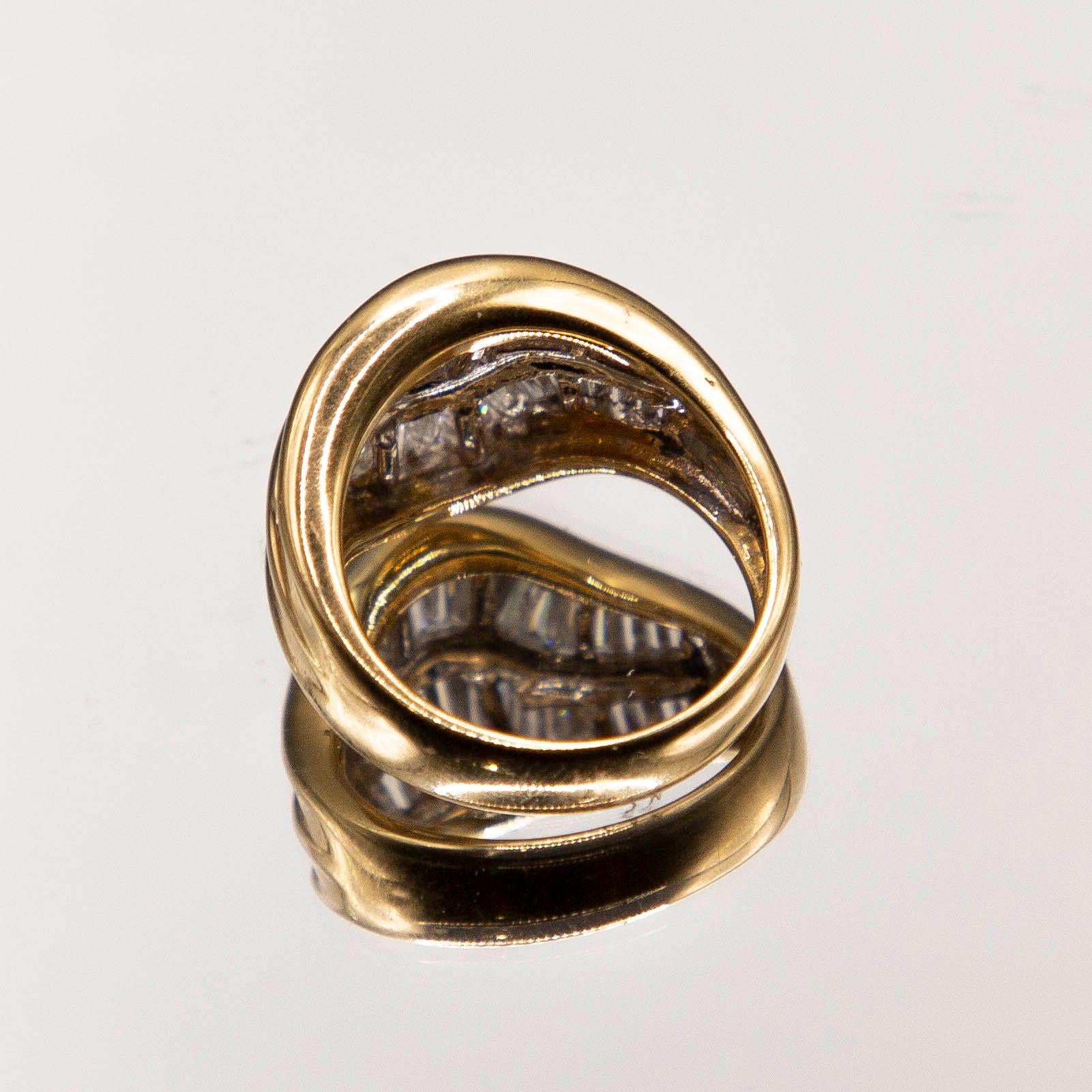 3.00 Carat Diamond 18k Yellow Gold Ring, French, Cut  F VVS1 Baguettes im Zustand „Neu“ im Angebot in Birmingham, MI