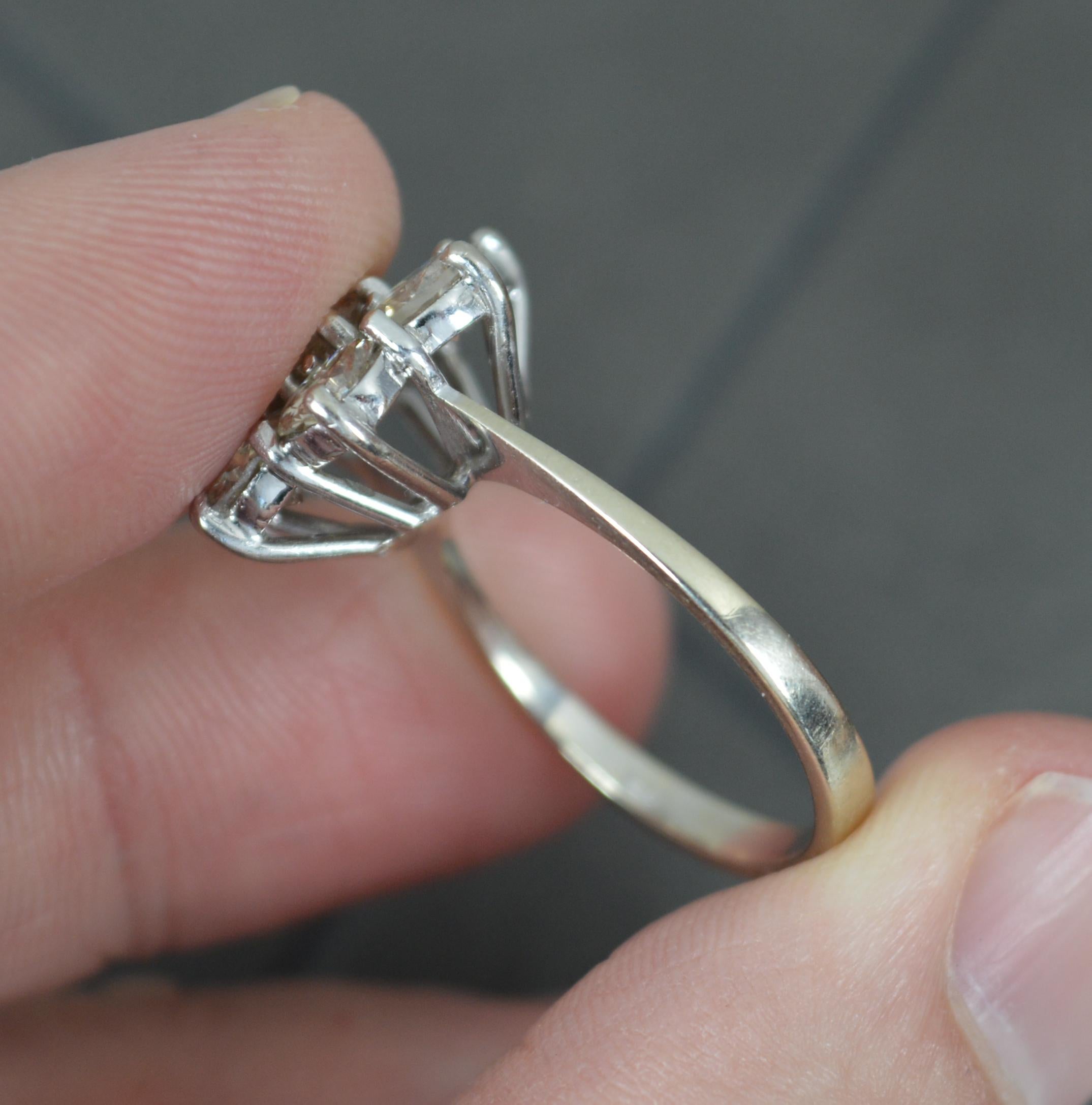 3,00 Karat Diamant und 18 Karat Weißgold Gänseblümchen-Cluster-Ring im Zustand „Gut“ im Angebot in St Helens, GB