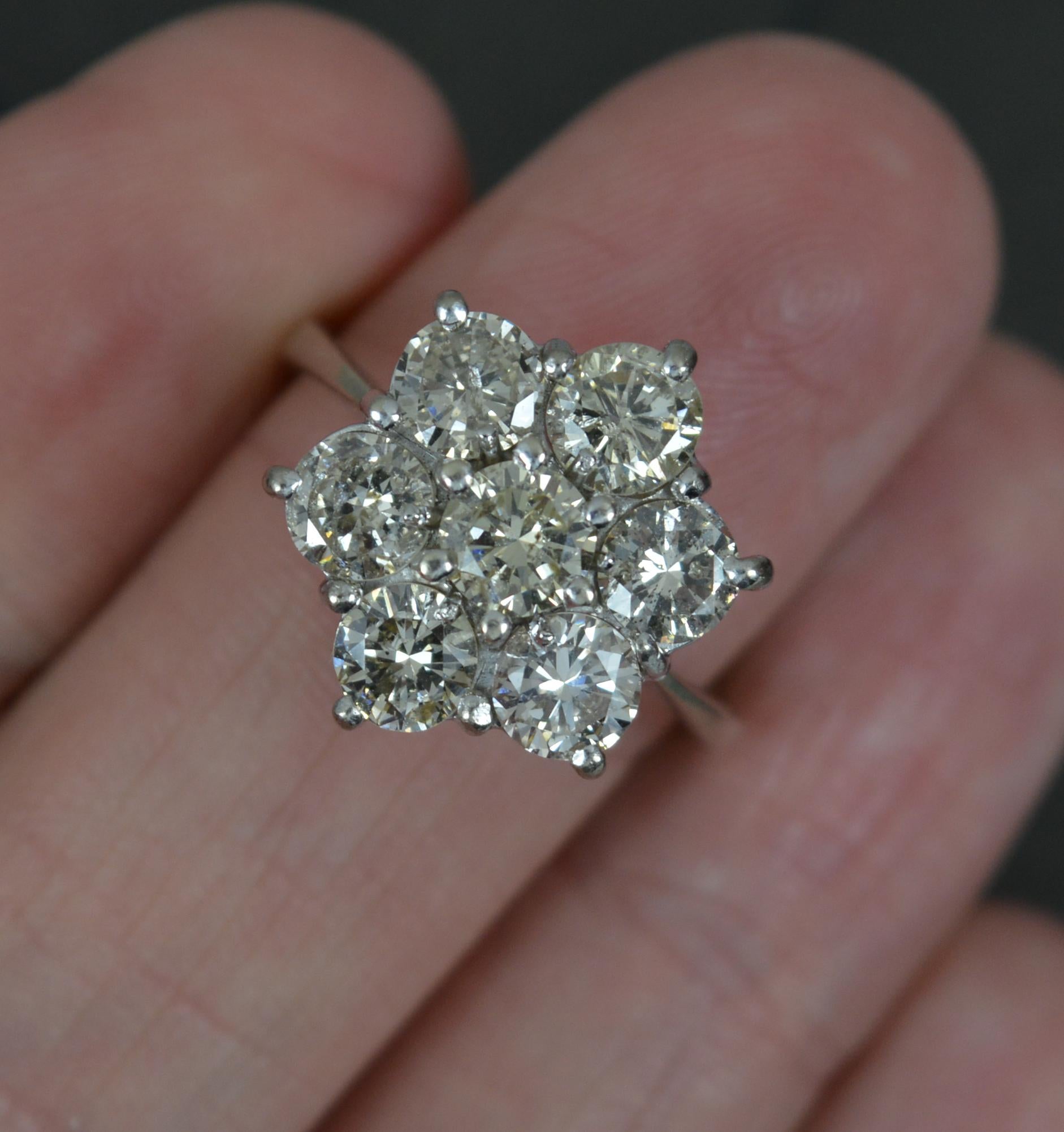 3,00 Karat Diamant und 18 Karat Weißgold Gänseblümchen-Cluster-Ring im Angebot 1