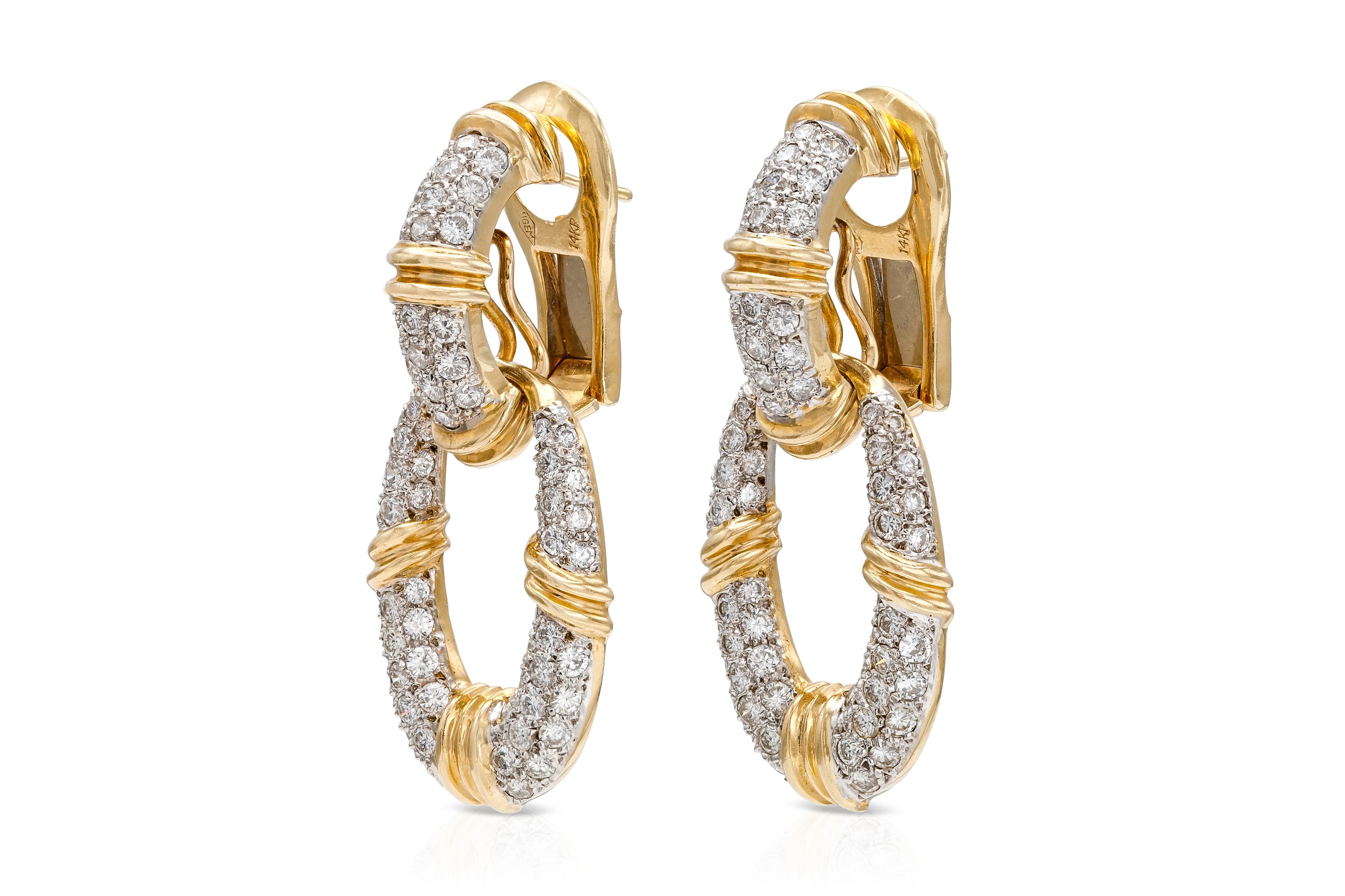Finemente realizzato in oro giallo e bianco 14k con 136 diamanti rotondi taglio Brilliante per un totale di circa 3,00 carati
1,5 pollici di lunghezza