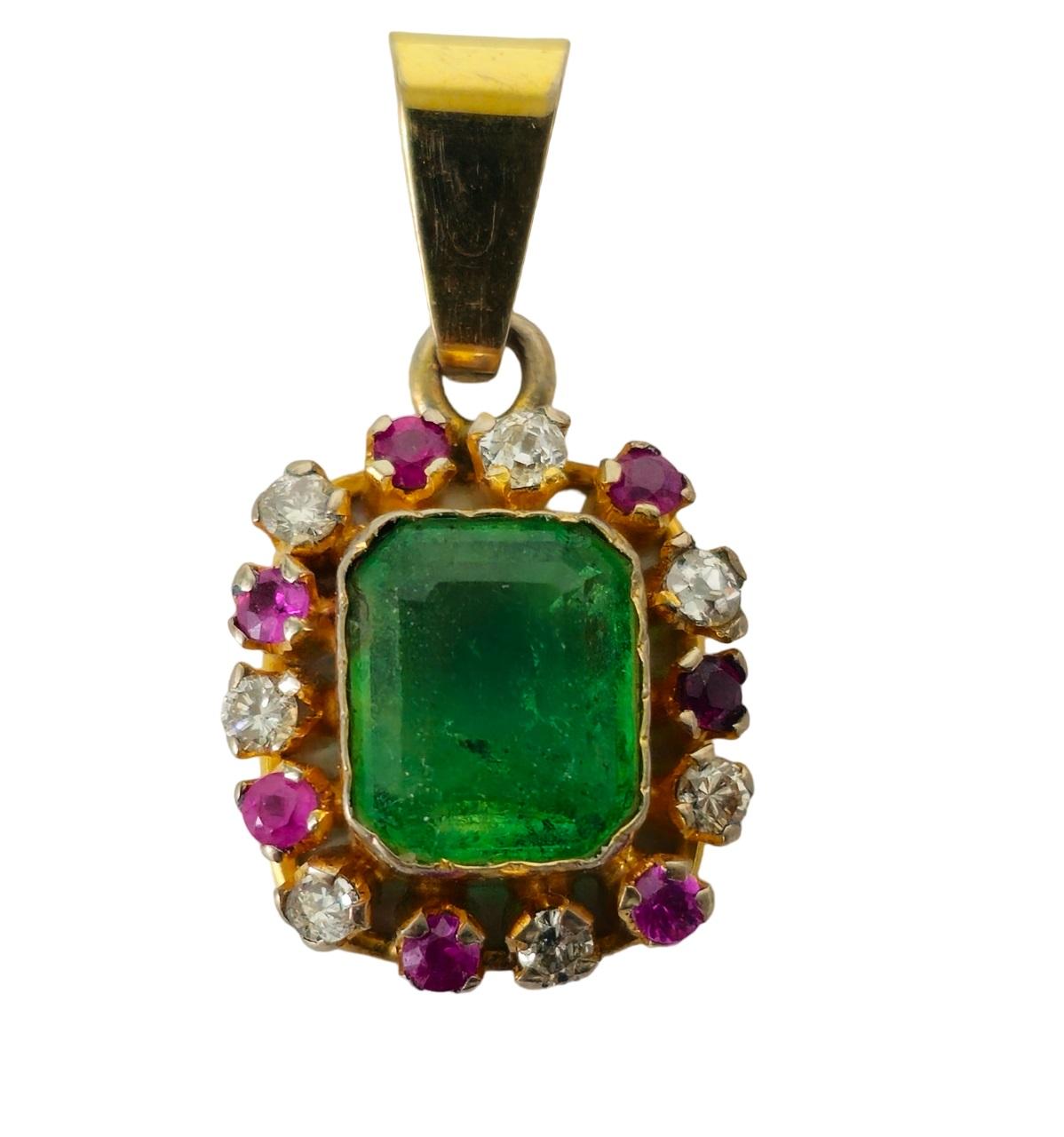Elaborado en radiante oro amarillo de 18 quilates, este exquisito colgante exhibe una deslumbrante variedad de piedras preciosas, entre ellas un diamante de 0,20 quilates, claridad SI y color G, junto a un rubí de Birmania de 0,30 quilates y una