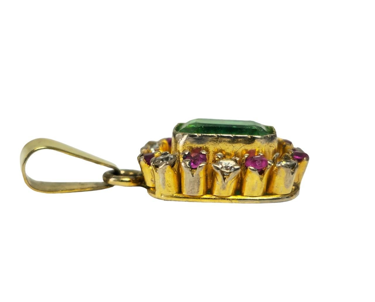 Colgante de diamantes, esmeraldas y rubíes de 3,00 quilates. Oro de 18 quilates Corte brillante en venta