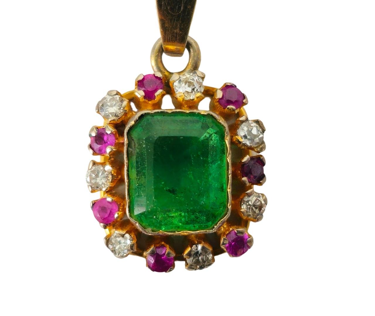 Colgante de diamantes, esmeraldas y rubíes de 3,00 quilates. Oro de 18 quilates en Excelente estado para la venta en Miami, FL