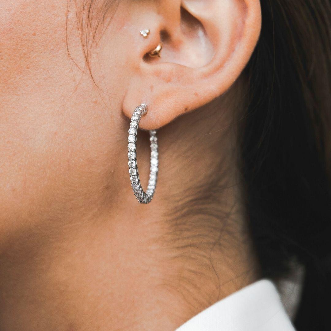 3.boucles d'oreilles cerclées de diamants de 00 carat en or blanc 14 carats - Shlomit Rogel

Ces boucles d'oreilles en diamant sont un véritable coup de cœur ! Les diamants sont sertis selon une technique spéciale, de sorte qu'ils sont également