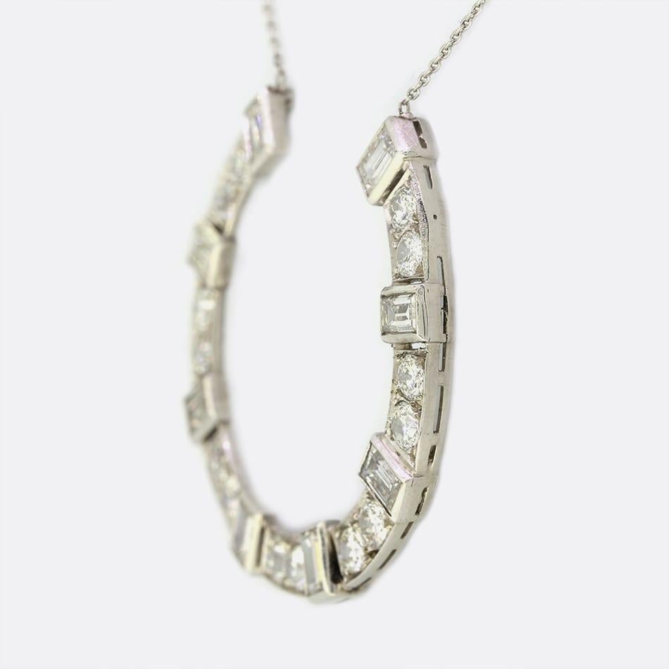 Taglio baguette Collana a ferro di cavallo con diamante da 3,00 carati in vendita