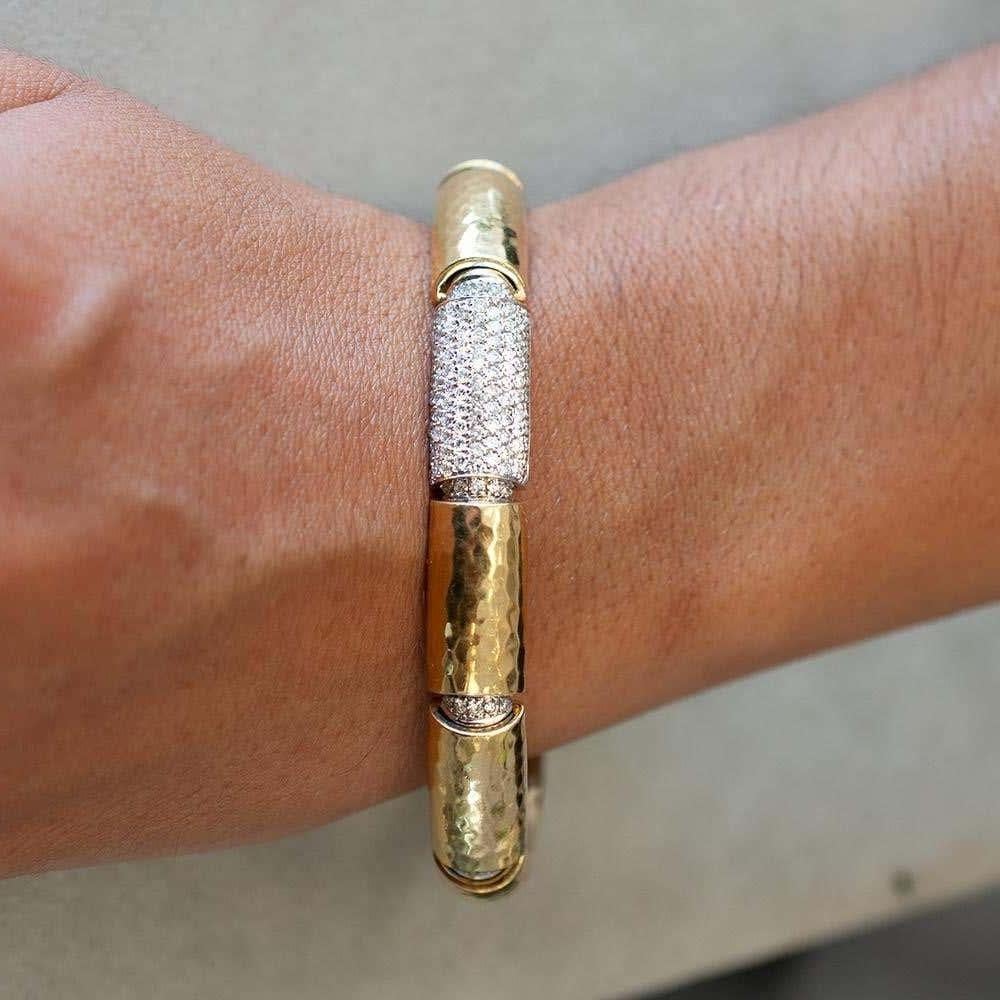 Taglio rotondo Bracciale con pavé di diamanti da 3,00 carati VS Oro giallo 18 carati in vendita