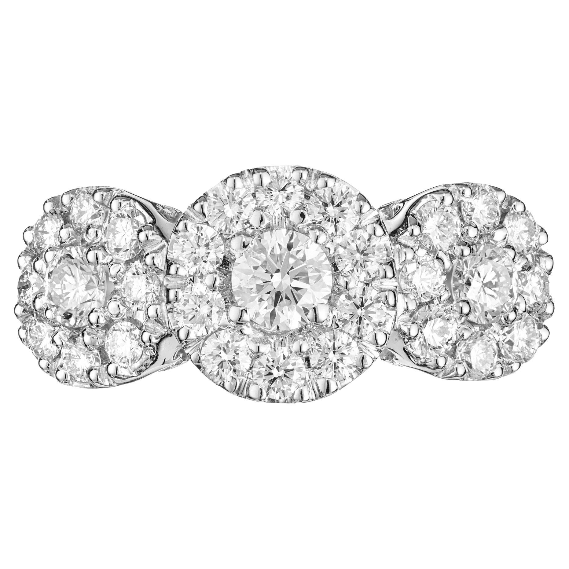 Anillo de compromiso en racimo de tres piedras de oro blanco con diamantes de 3,00 quilates