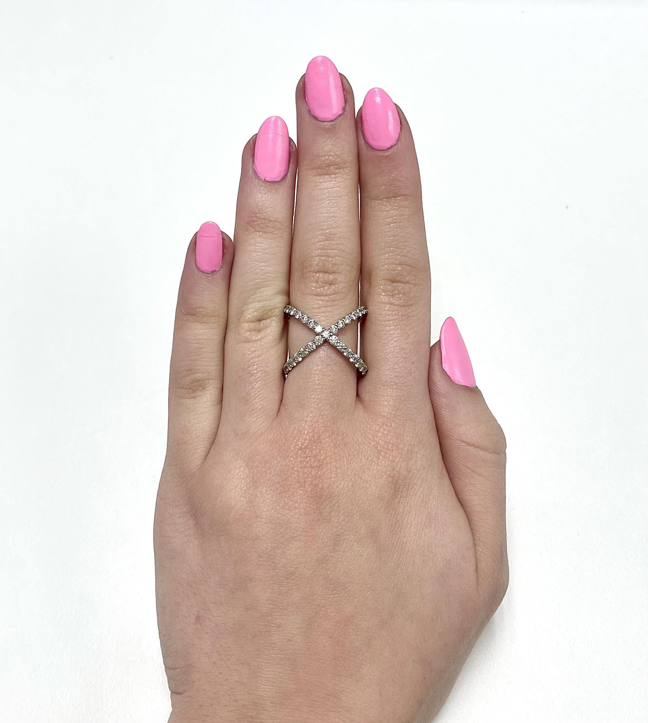 3.00 Carat Diamond X Ring In Good Condition For Sale In New York, NY
