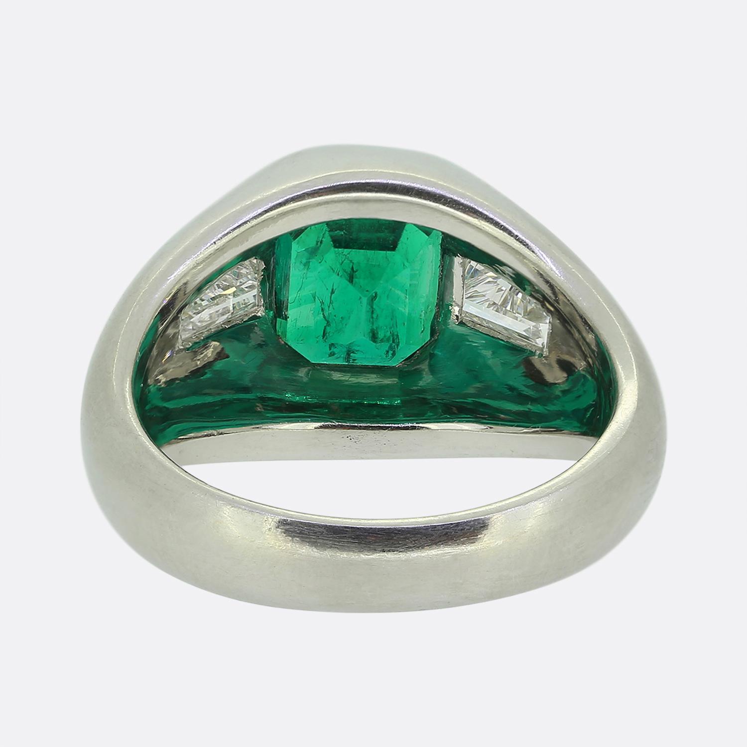3.00 Karat Smaragd- und Diamantring mit drei Steinen im Zustand „Gut“ im Angebot in London, GB
